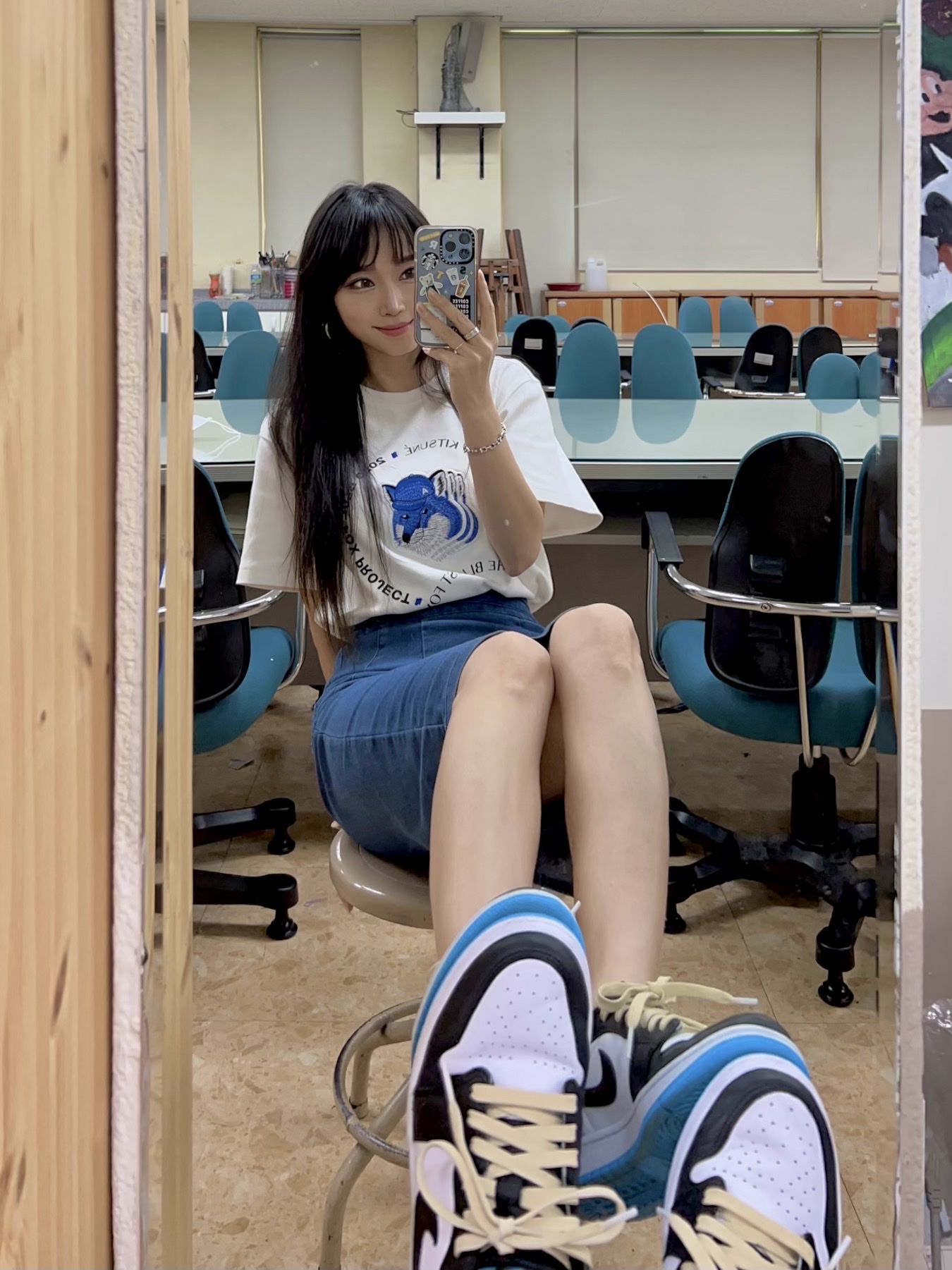 Maison Kitsune x Ader Error Triple Fox Head Logo T-Shirt Off White, Jordan 1 Retro Low OG Black and Dark Powder Blue 착용 스타일 - 3