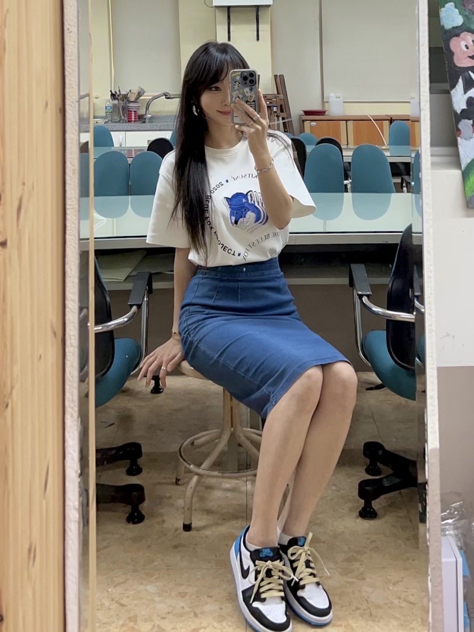 Maison Kitsune x Ader Error Triple Fox Head Logo T-Shirt Off White, Jordan 1 Retro Low OG Black and Dark Powder Blue 착용 스타일 - 1