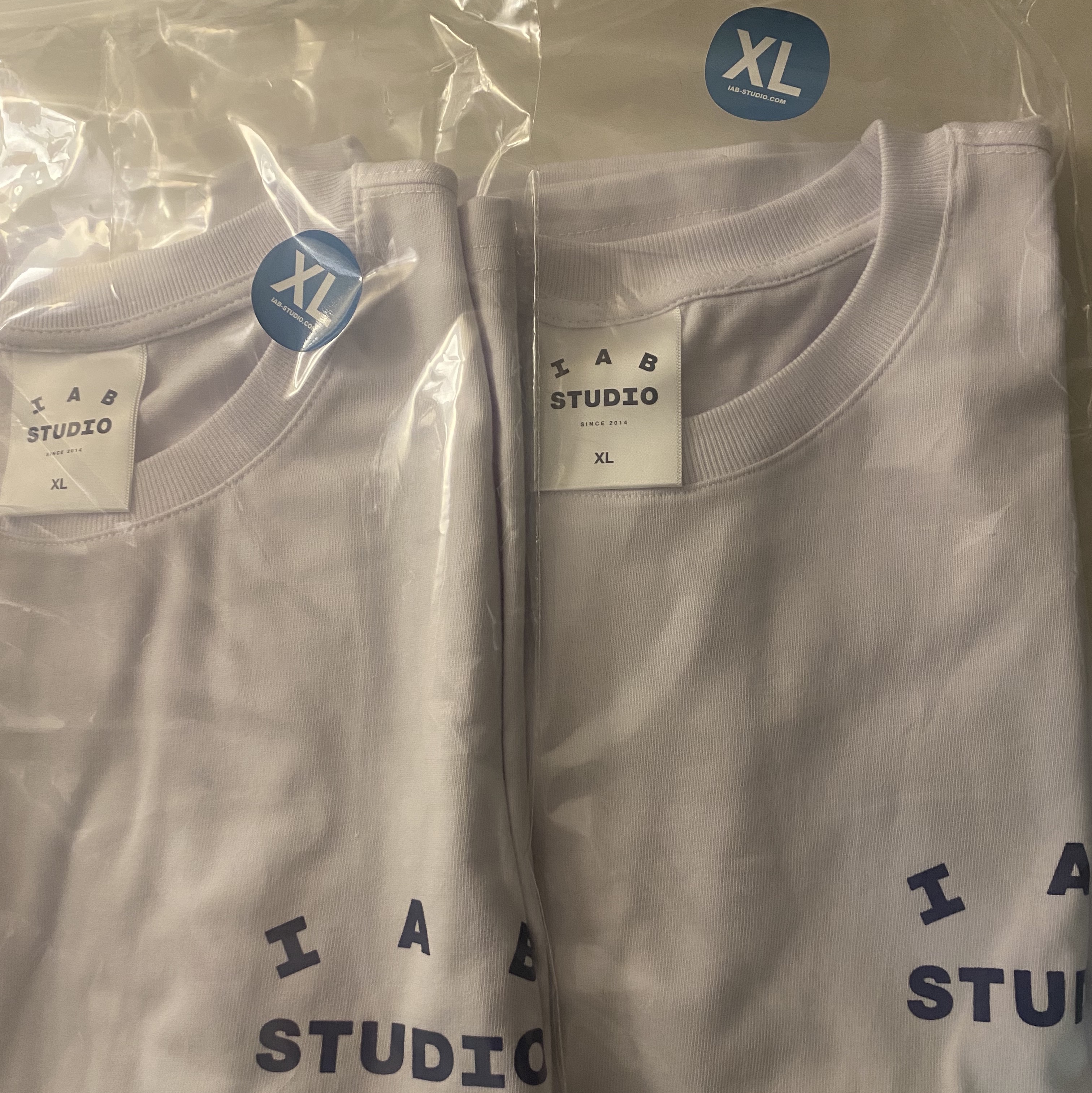 IAB Studio T-Shirt White Navy - 22FW 착용 스타일