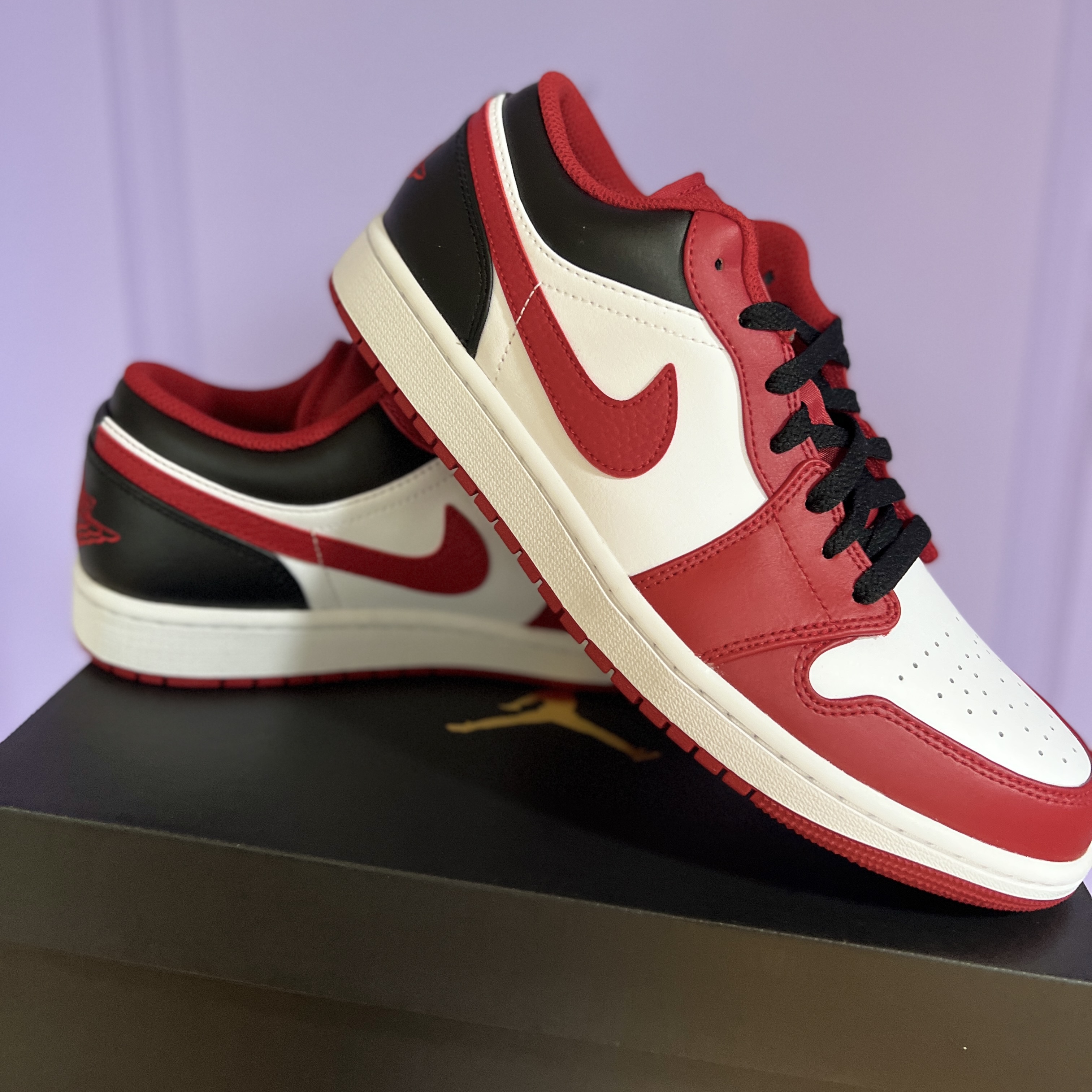 Jordan 1 Low White Gym Red Black 착용 스타일 - 1