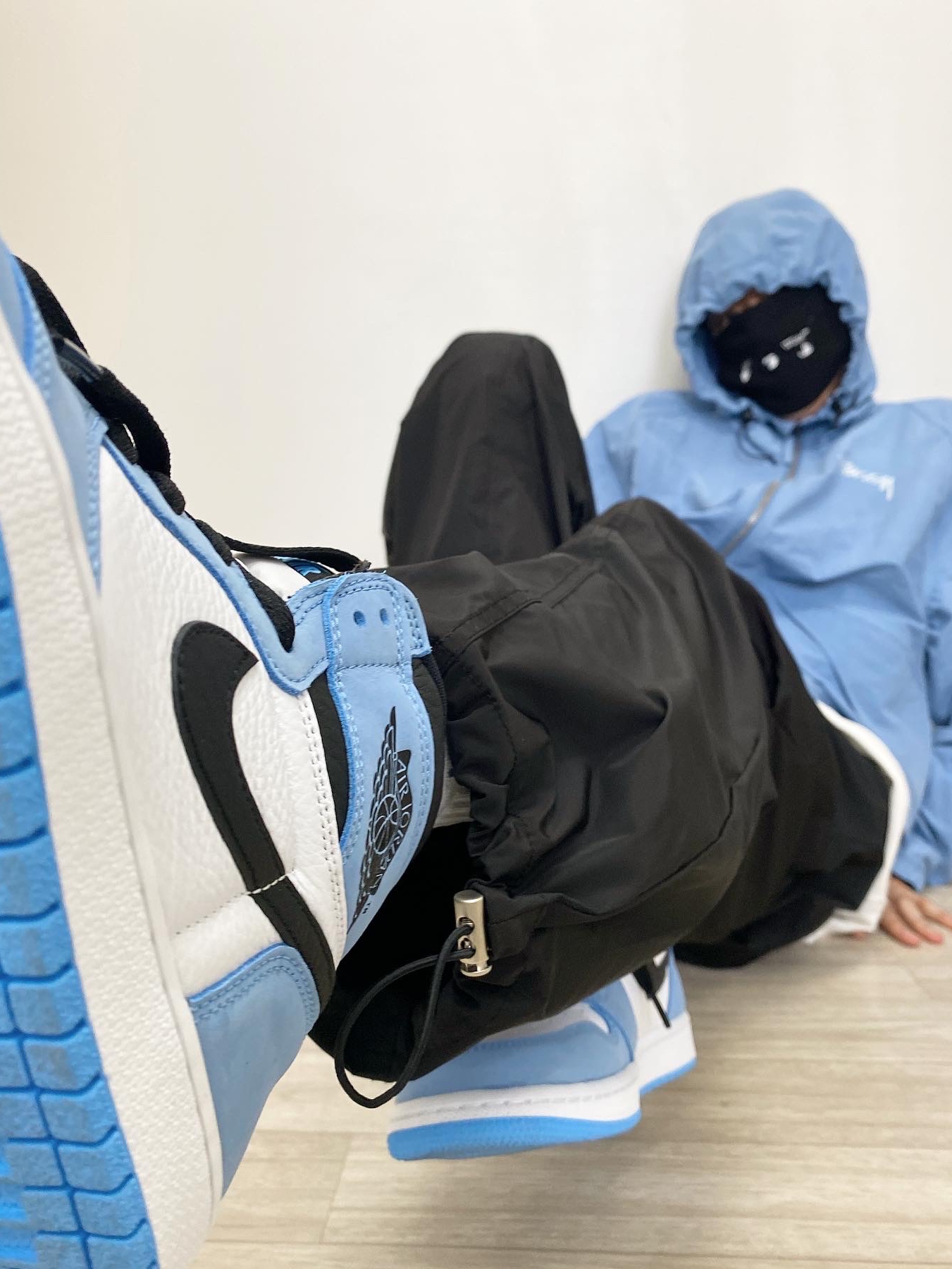 Stussy Wave Dye Beach Shell Jacket Laguna Blue, IAB Studio Socks White Set 착용 스타일 - 2