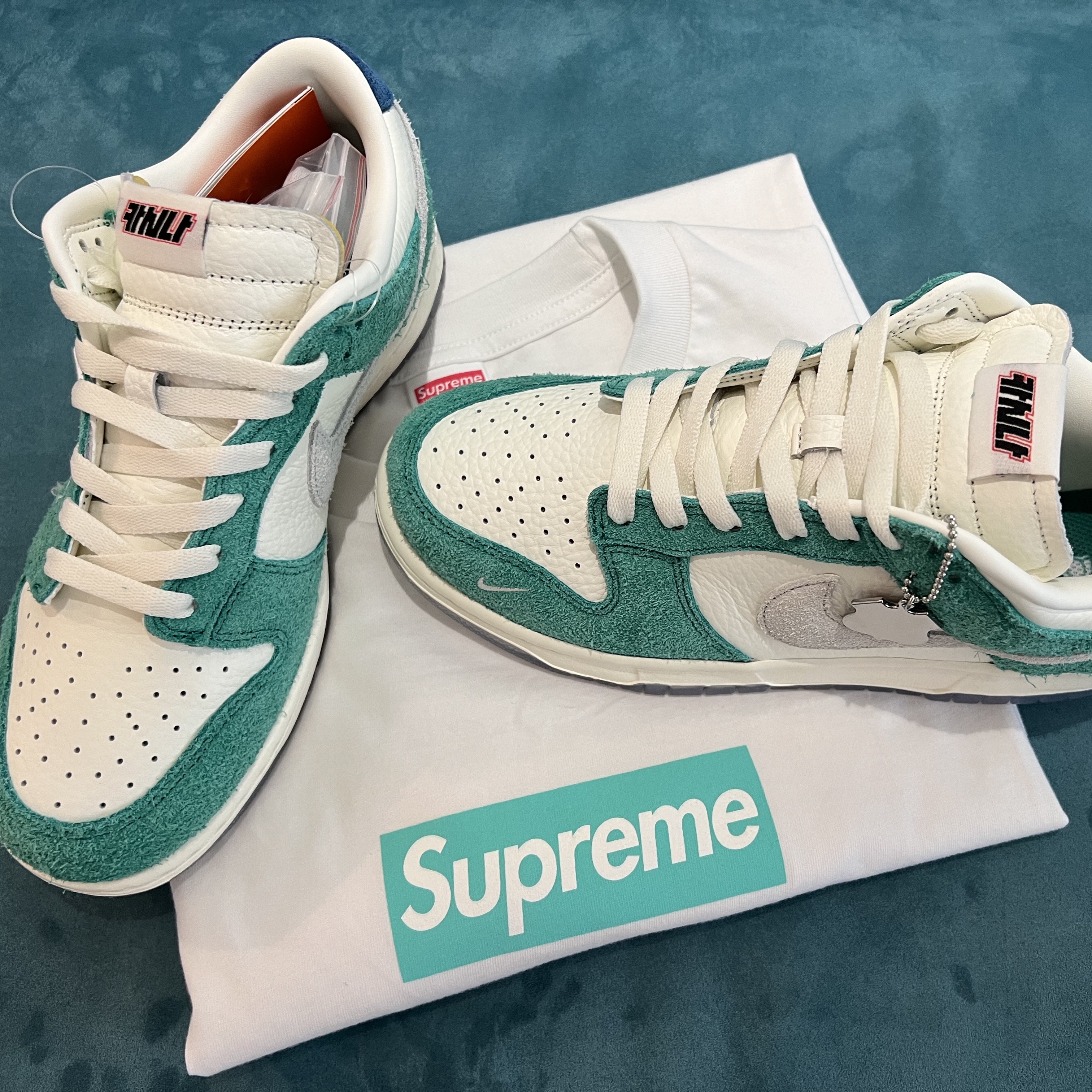 Supreme x Tiffany & Co. Box Logo T-Shirt White - 21FW, Nike x Kasina Dunk Low Road Sign - Kasina Exclusive 착용 스타일 - 1
