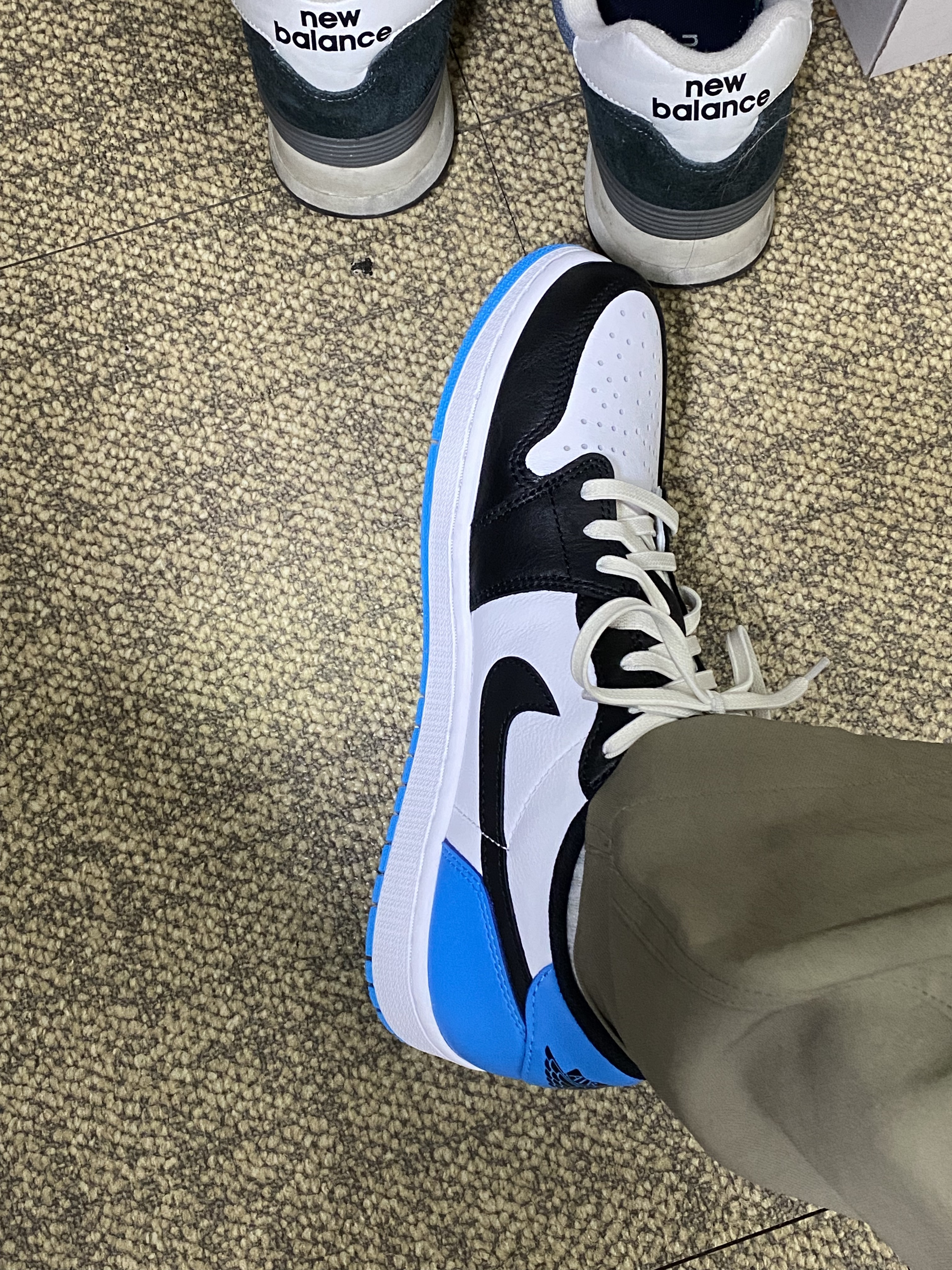Jordan 1 Retro Low OG Black and Dark Powder Blue 착용 스타일