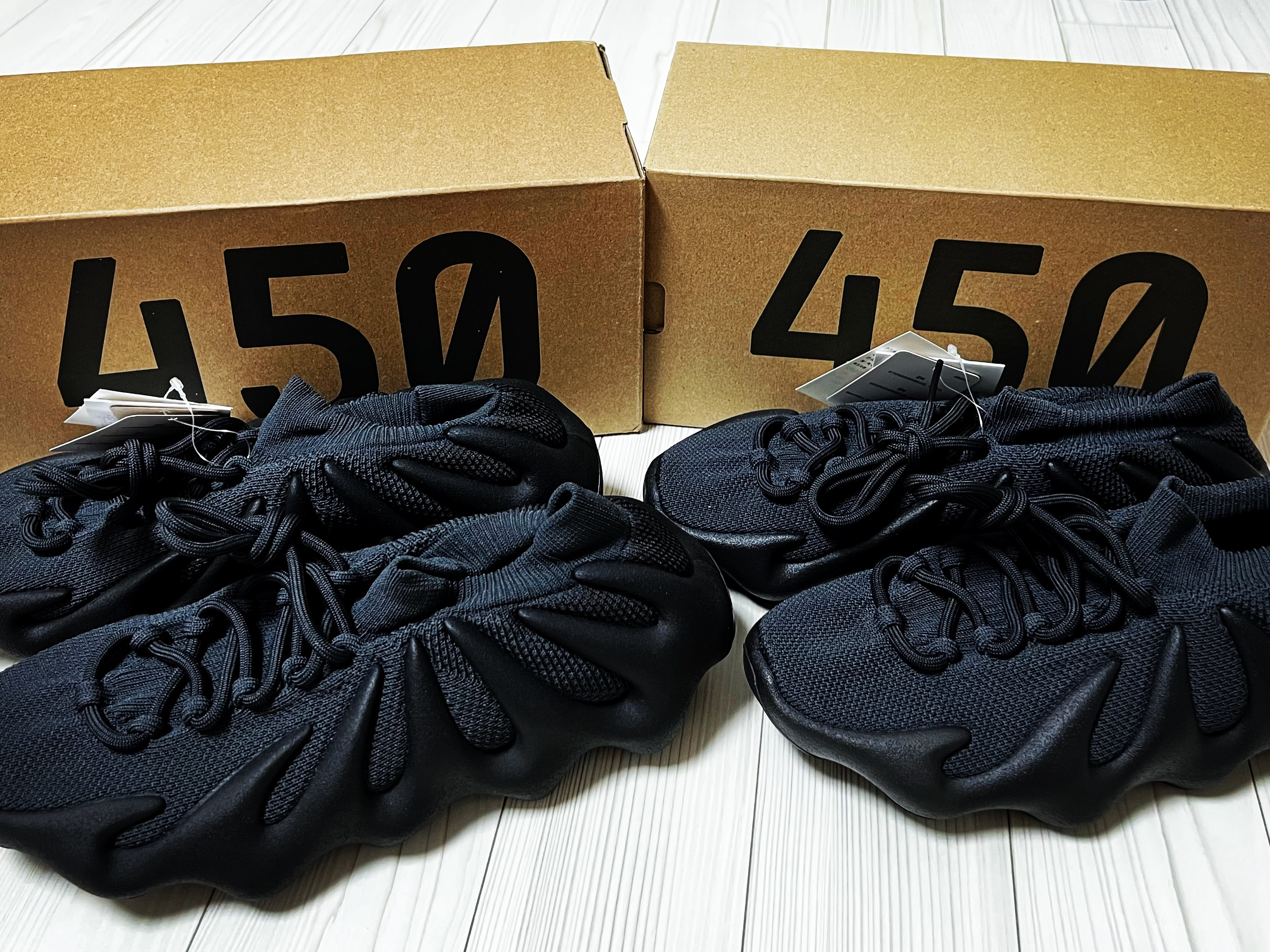 Adidas Yeezy 450 Utility Black 착용 스타일