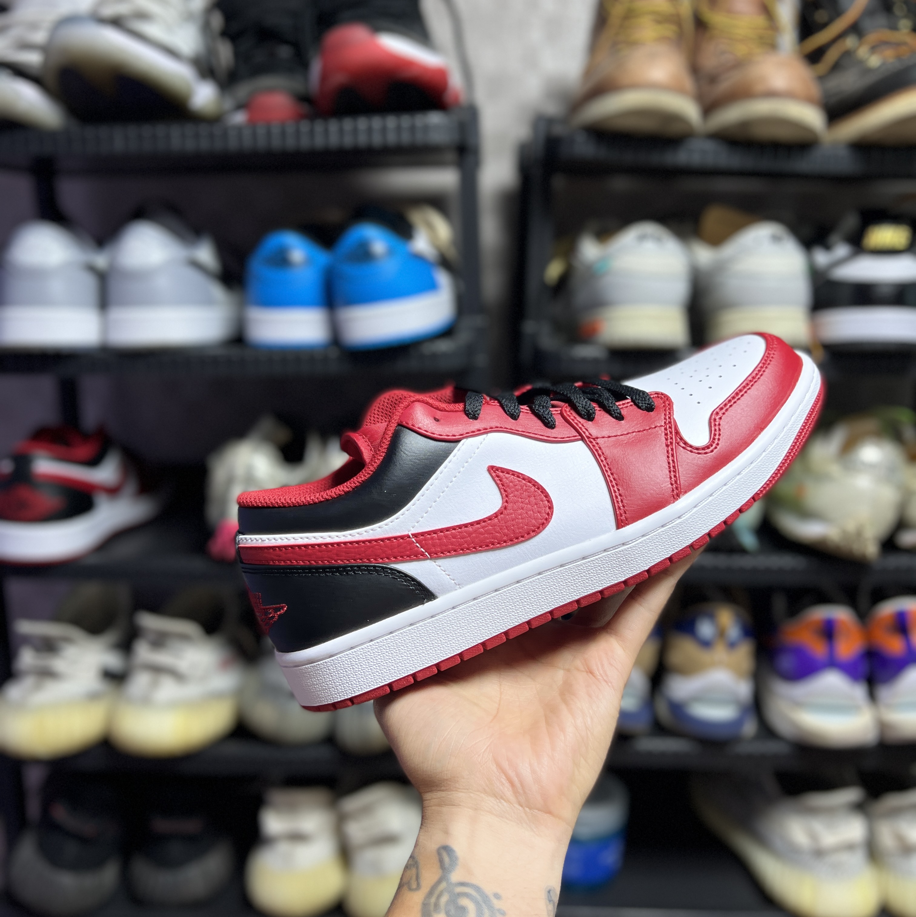 Jordan 1 Low White Gym Red Black 착용 스타일 - 2