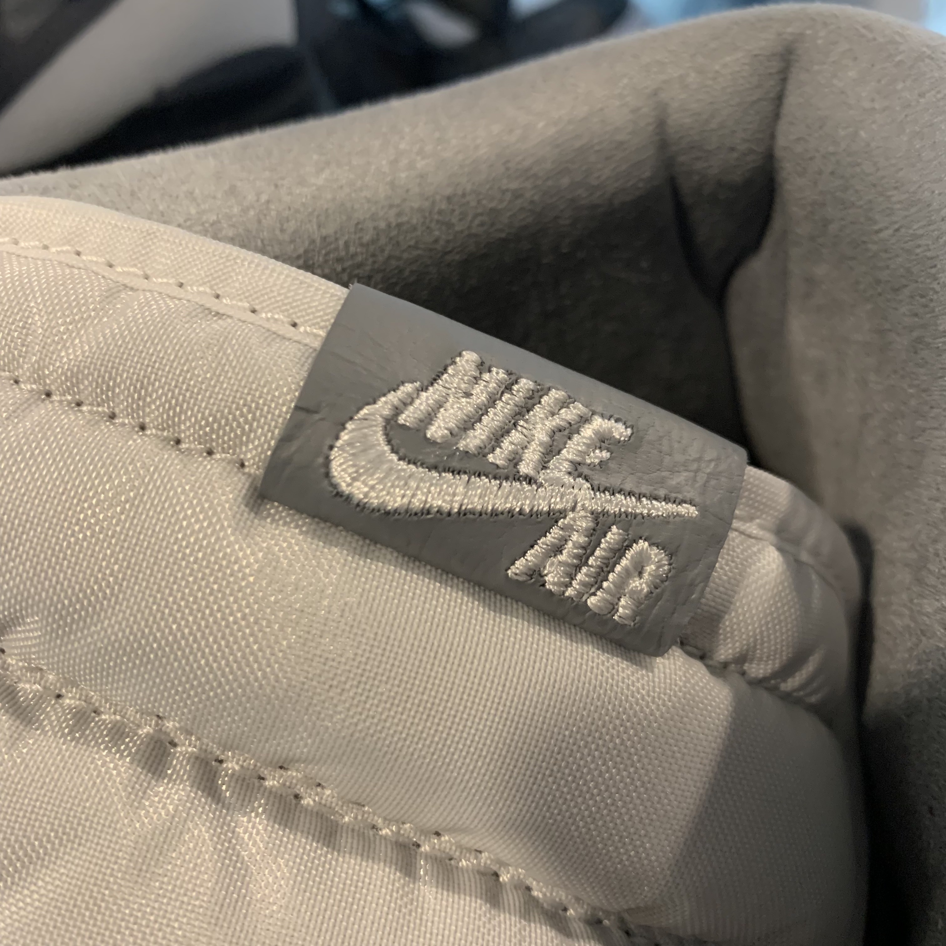 Jordan 1 Retro High OG Stealth 착용 스타일 - 2