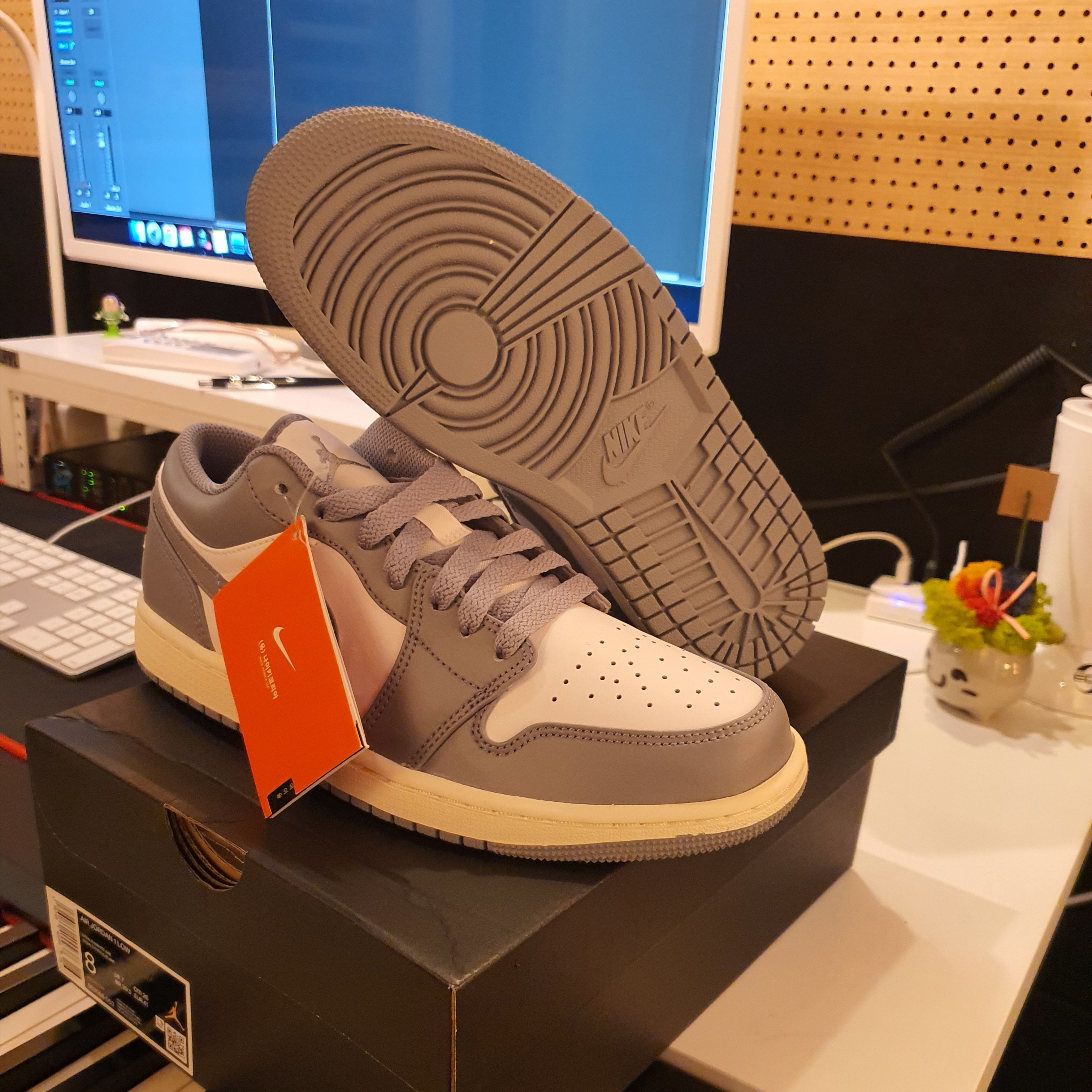 Jordan 1 Low Stealth and White 착용 스타일 - 1