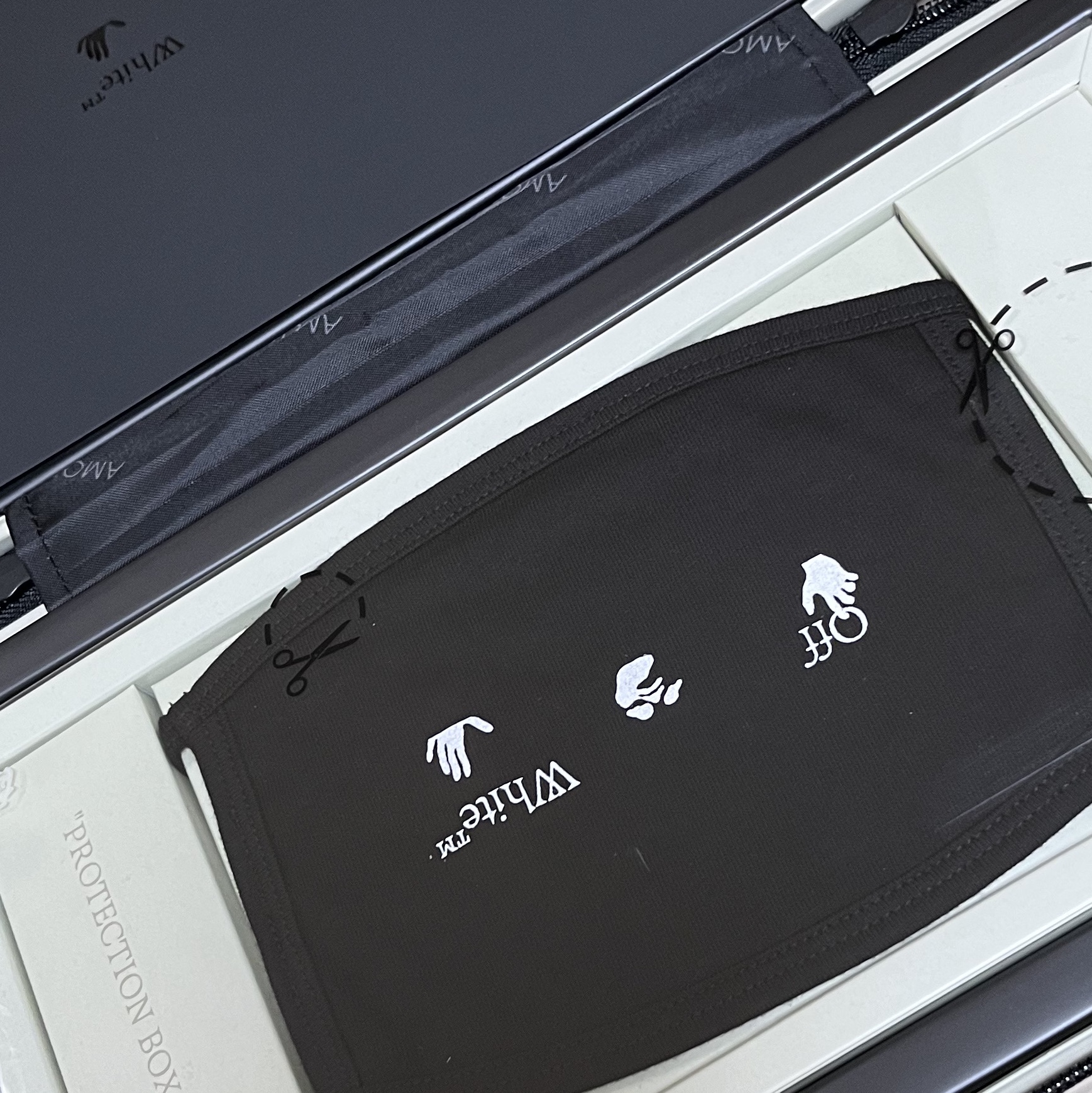 Off-White x Amore Pacific Protection Box (Without Cosmetics) 착용 스타일 - 1
