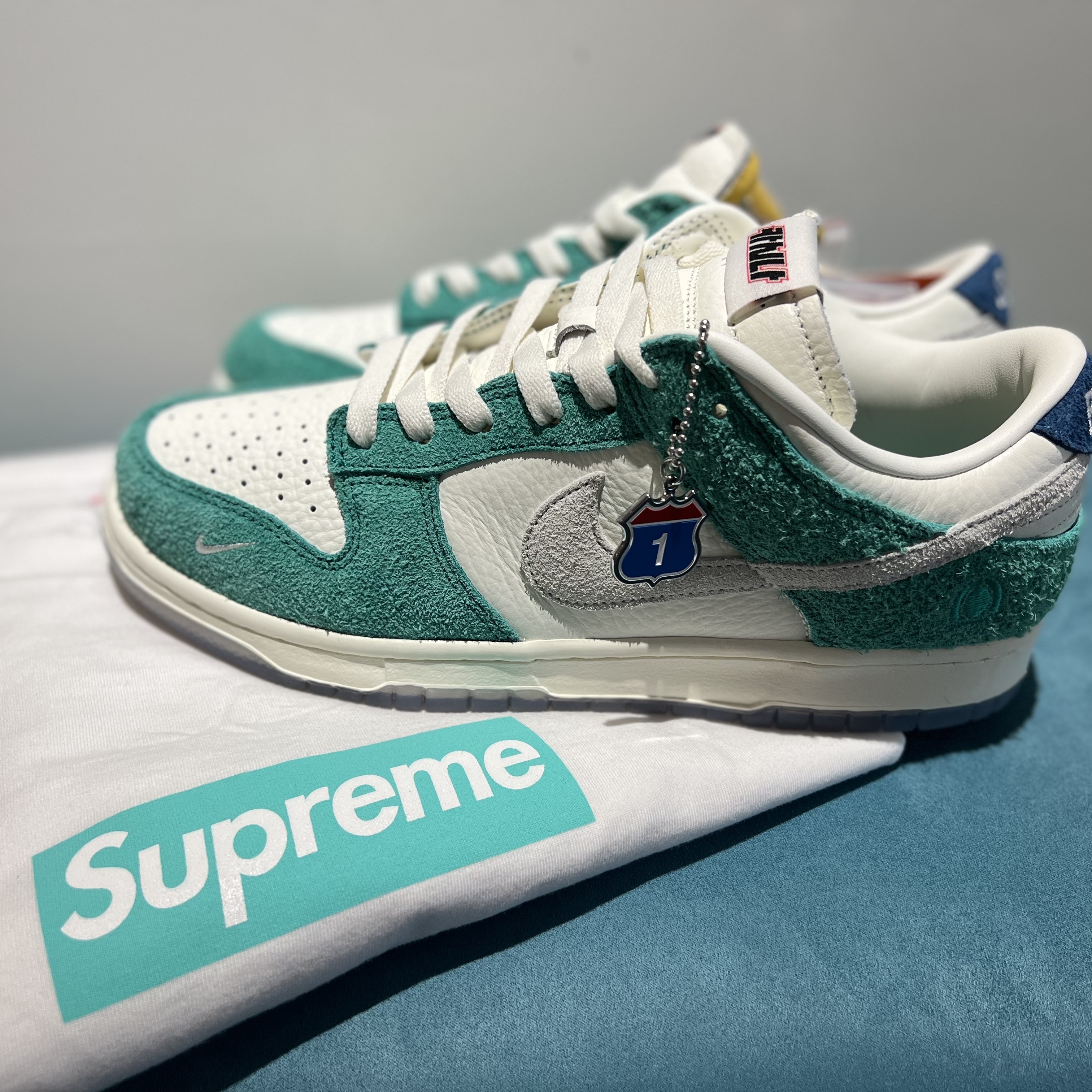Supreme x Tiffany & Co. Box Logo T-Shirt White - 21FW, Nike x Kasina Dunk Low Road Sign - Kasina Exclusive 착용 스타일 - 2