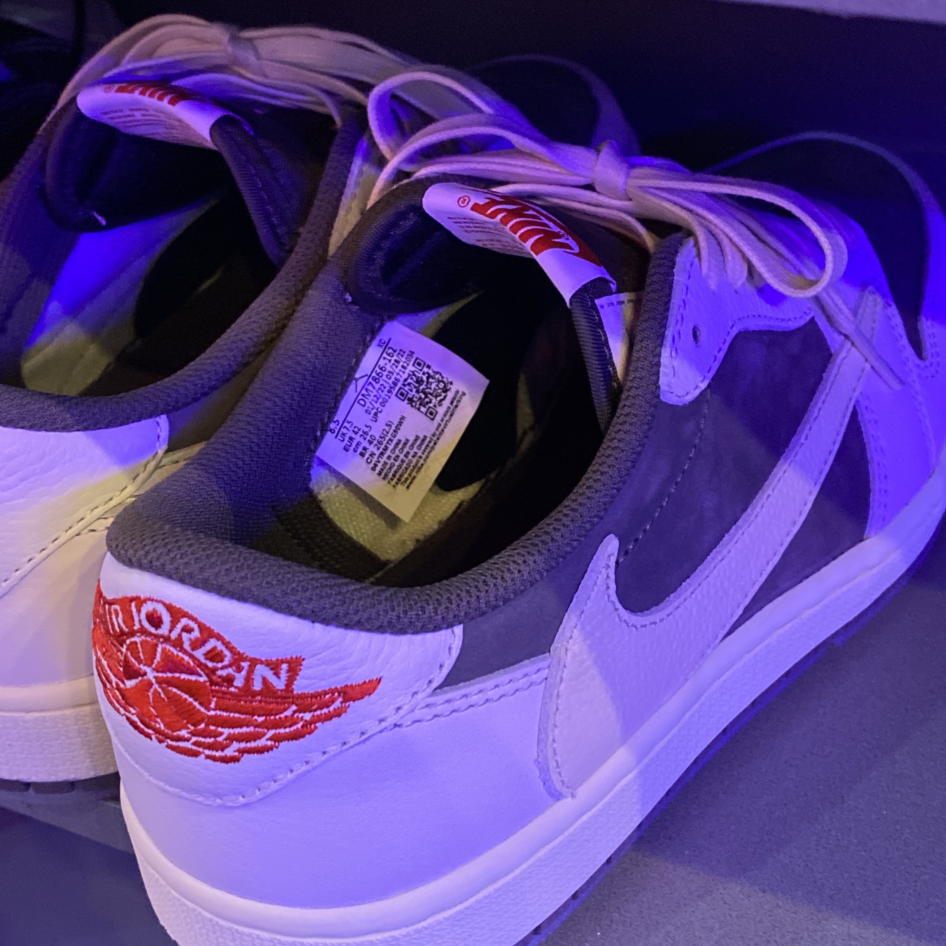 Jordan 1 x Travis Scott Retro Low OG SP Sail and Ridgerock 착용 스타일
