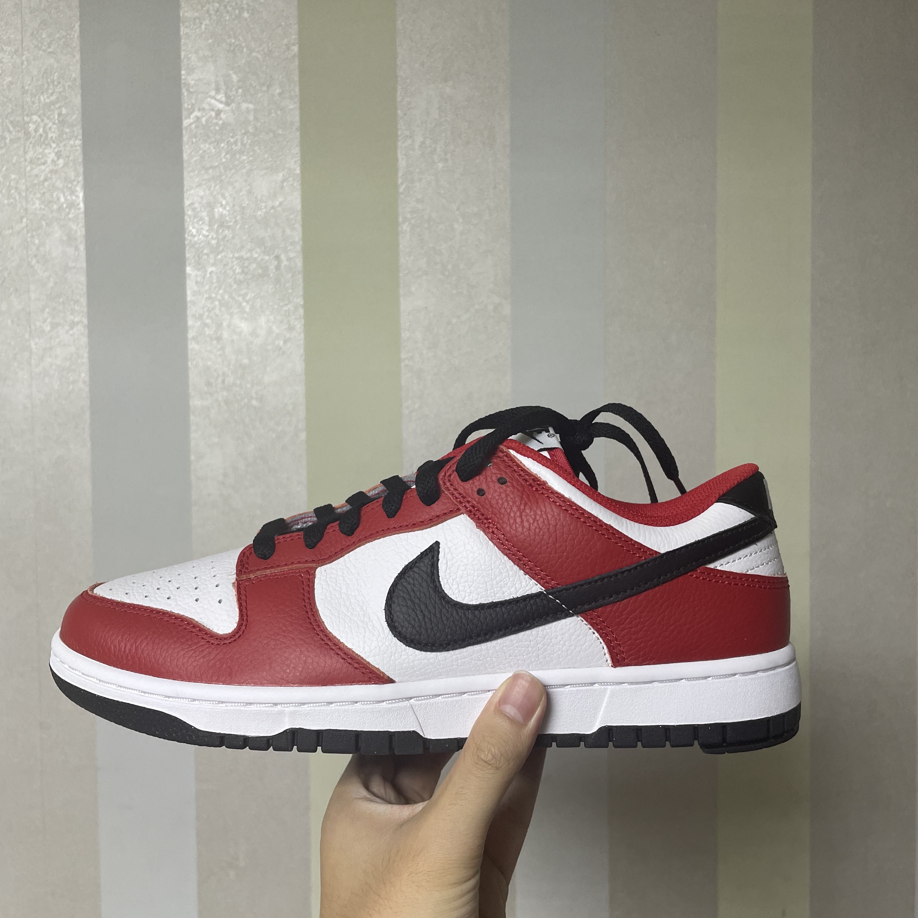 Nike SB Dunk Low Pro Chicago, Nike x NBA Dunk Low Retro EMB Black and Chile Red 착용 스타일