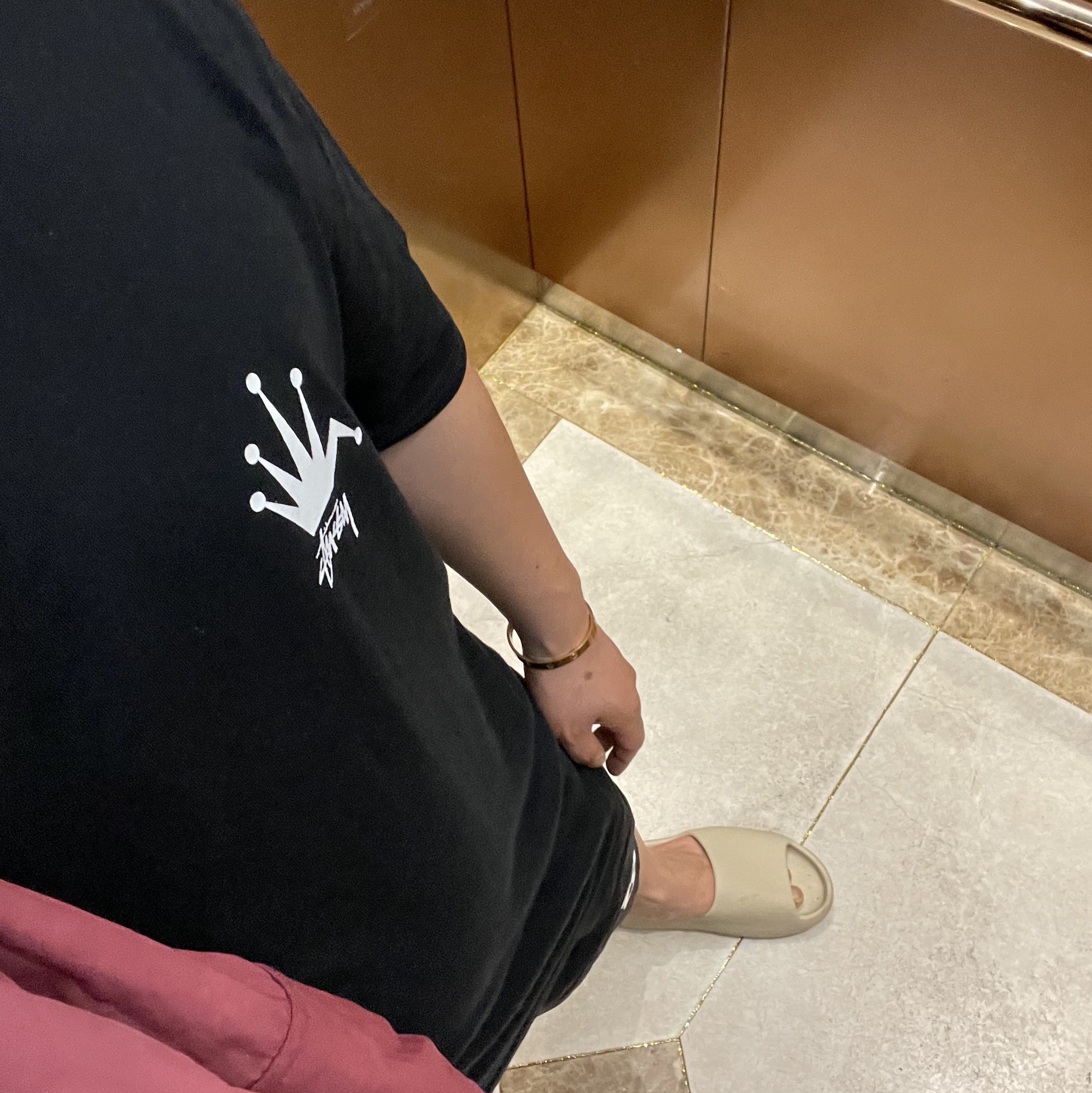 Stussy Stock Crown T-Shirt Black, Adidas Yeezy Slide Bone 2022/2023 착용 스타일 - 1
