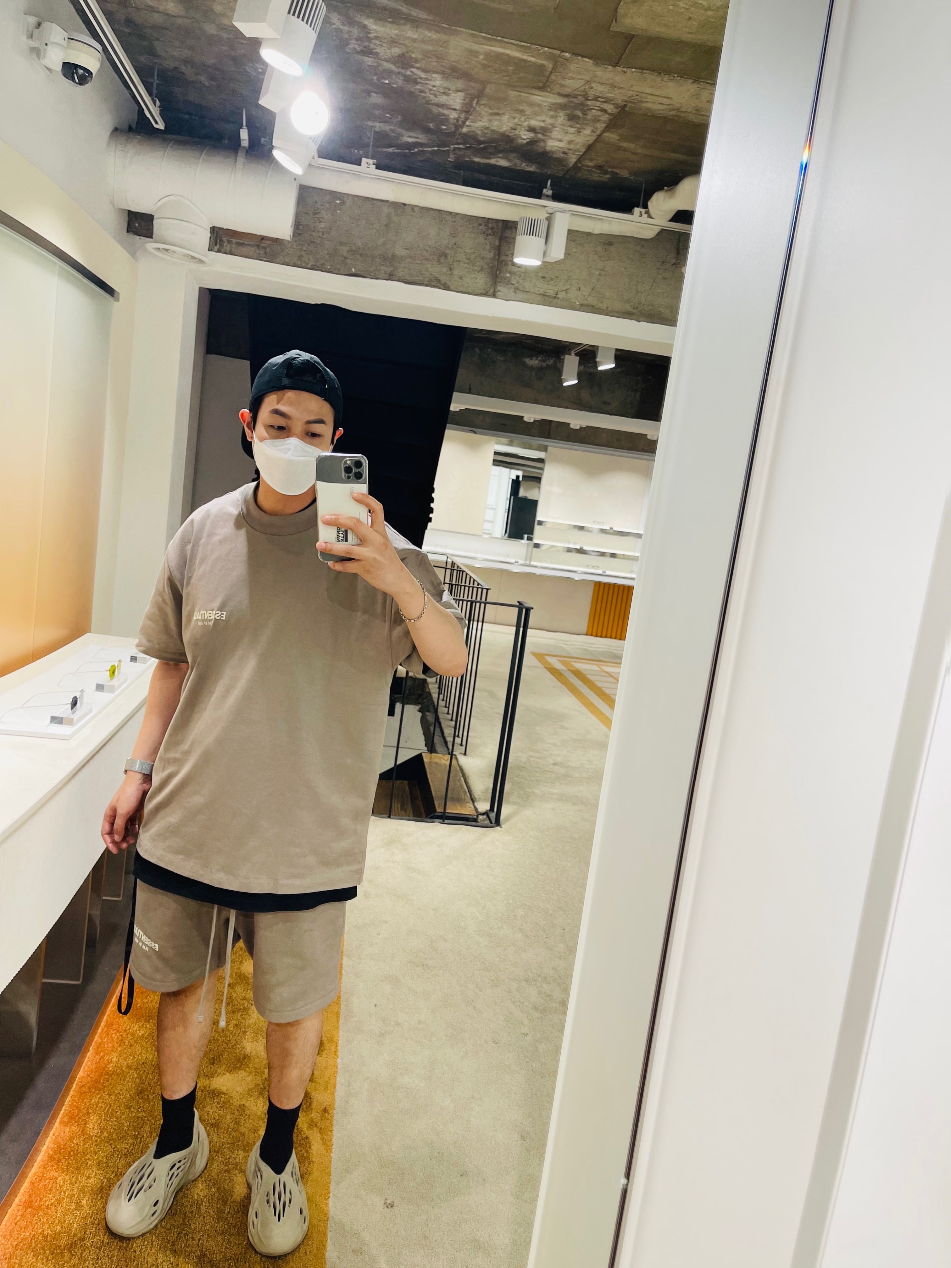 Essentials T-Shirt Desert Taupe - 22SS, Essentials Shorts Desert Taupe - 22SS 착용 스타일