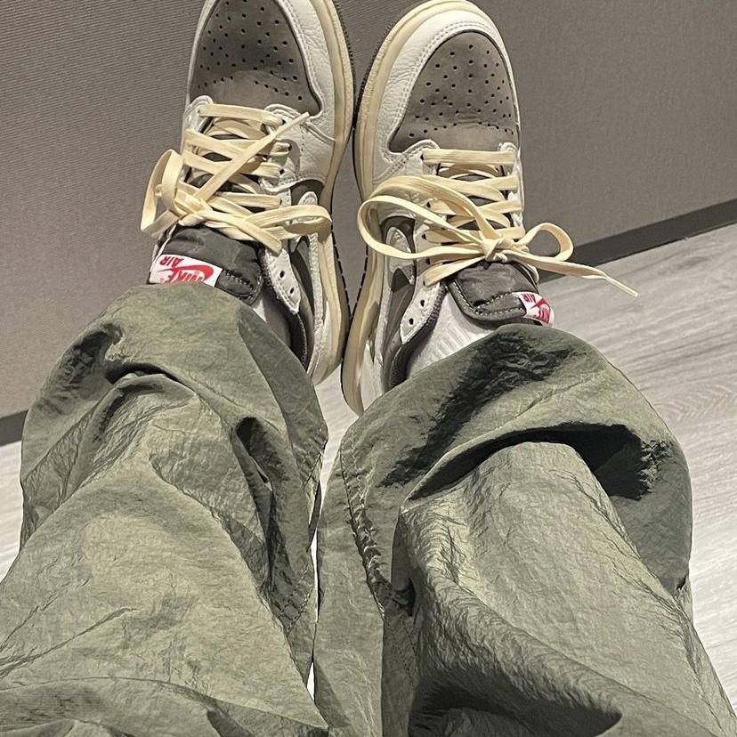 Jordan 1 x Travis Scott Retro Low OG SP Sail and Ridgerock 착용 스타일 - 4