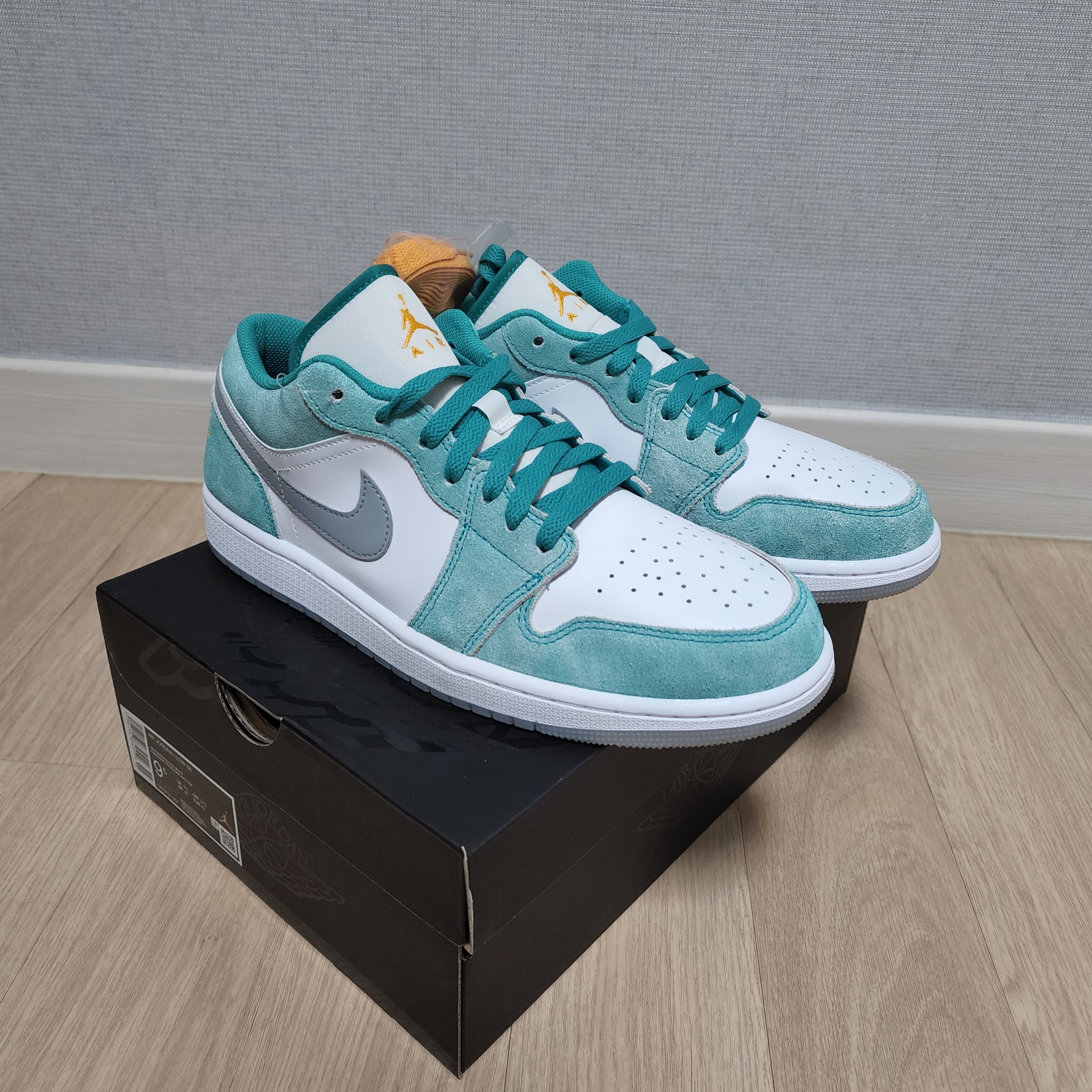 Jordan 1 Low SE New Emerald 착용 스타일