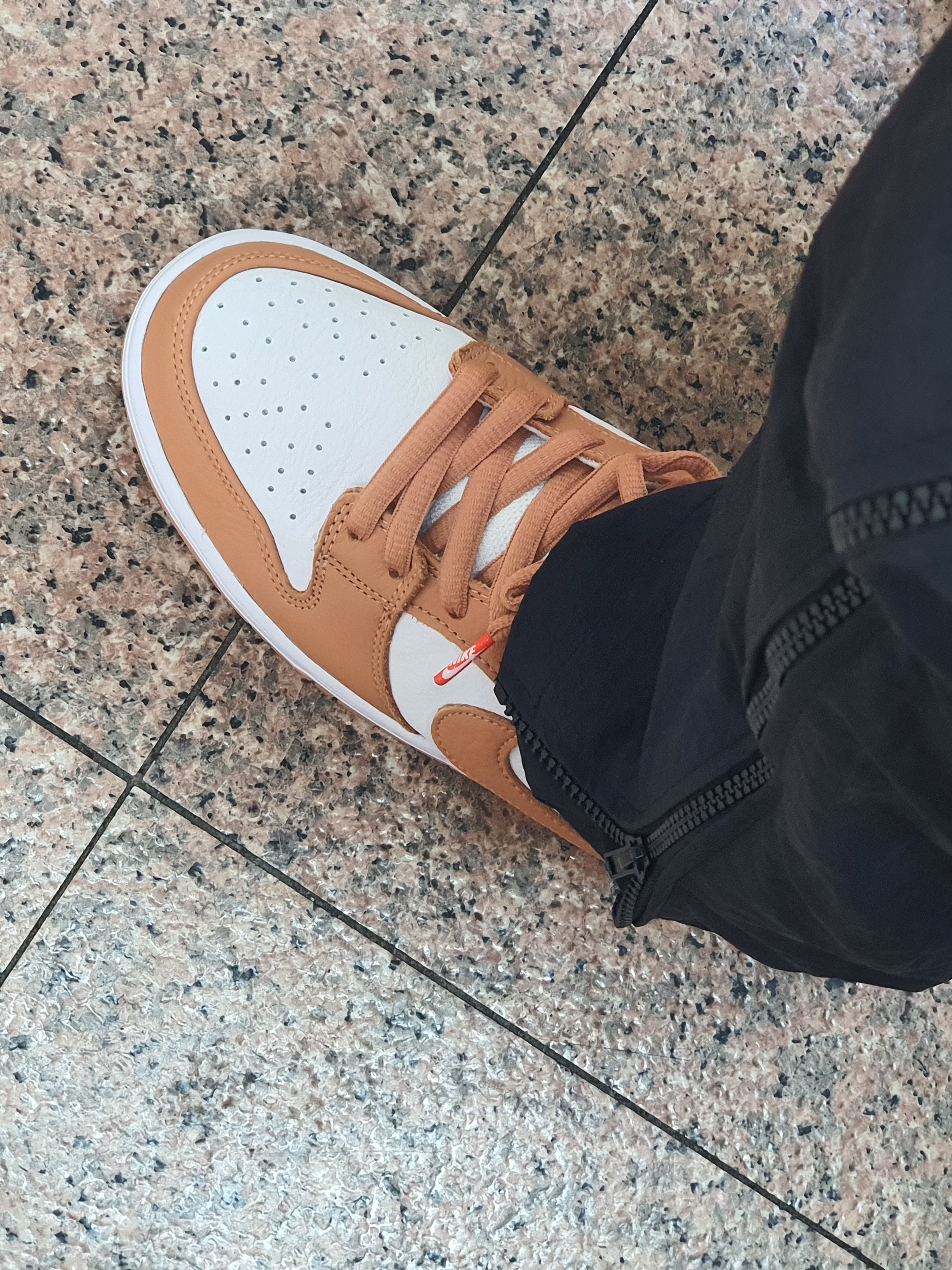Nike SB Dunk Low Pro Light Cognac 착용 스타일 - 2