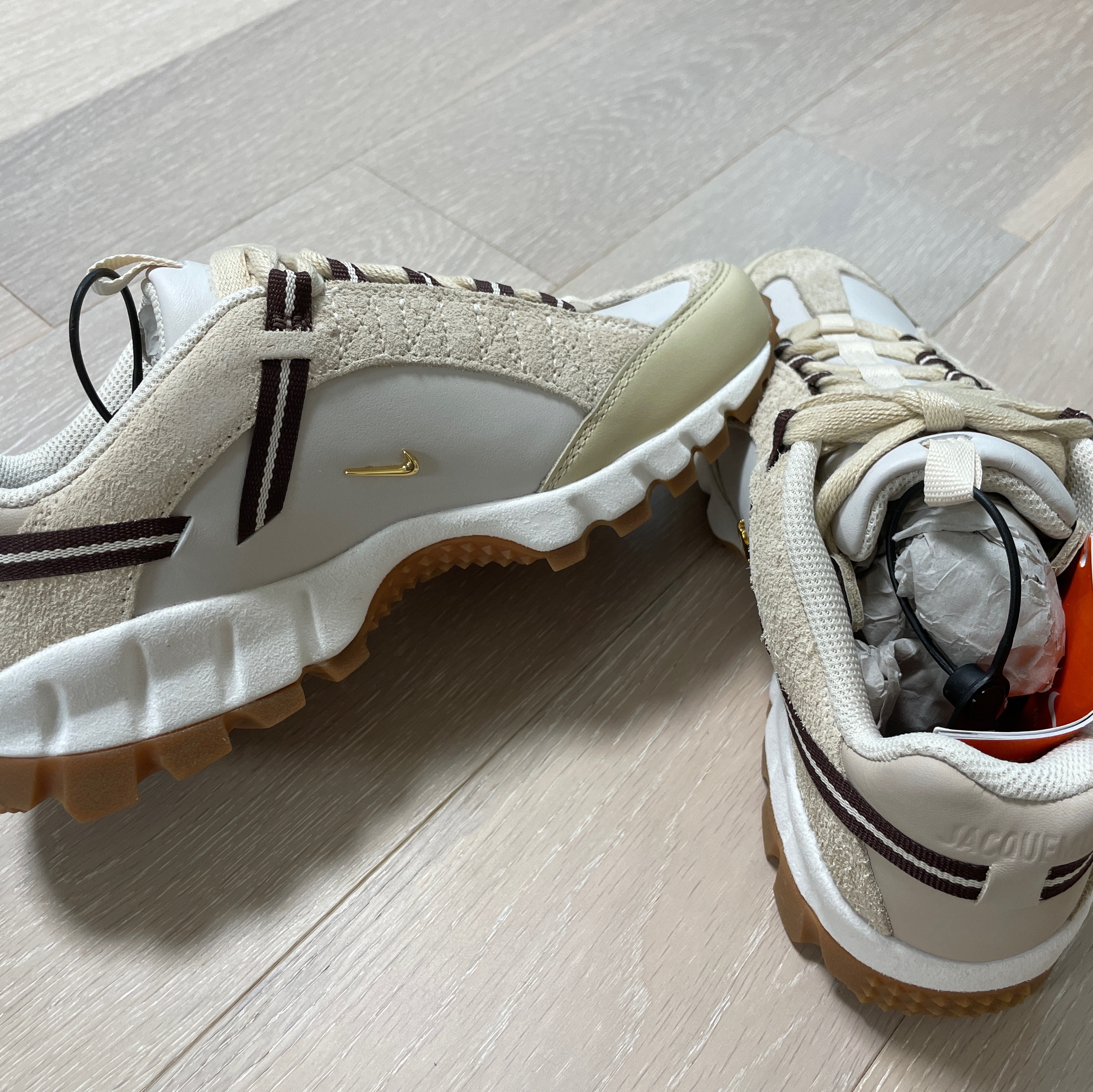 Nike x Jacquemus Air Humara LX Light Bone and Gold 착용 스타일 - 1
