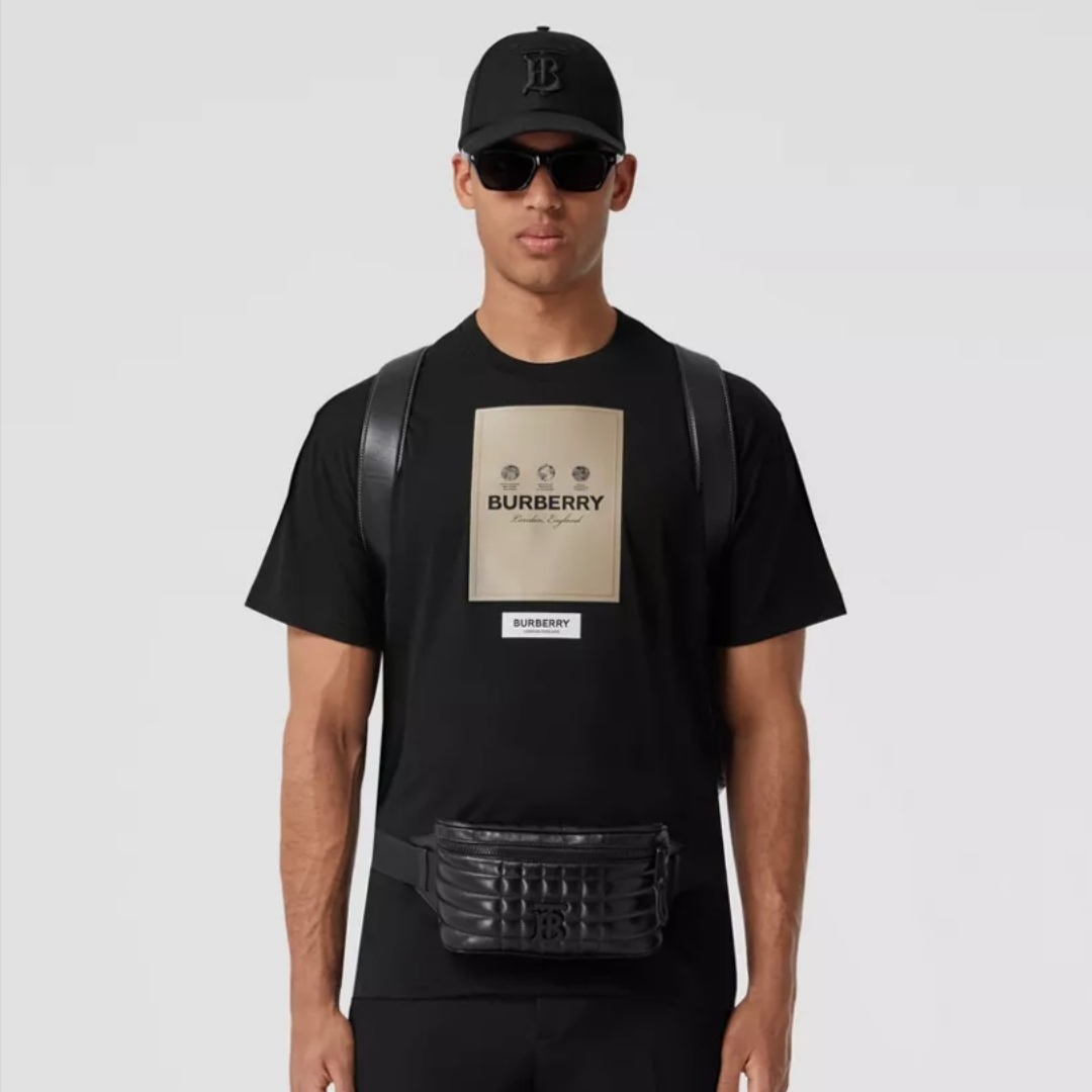 Burberry Label Applique Cotton Oversized T-Shirt Black 착용 스타일
