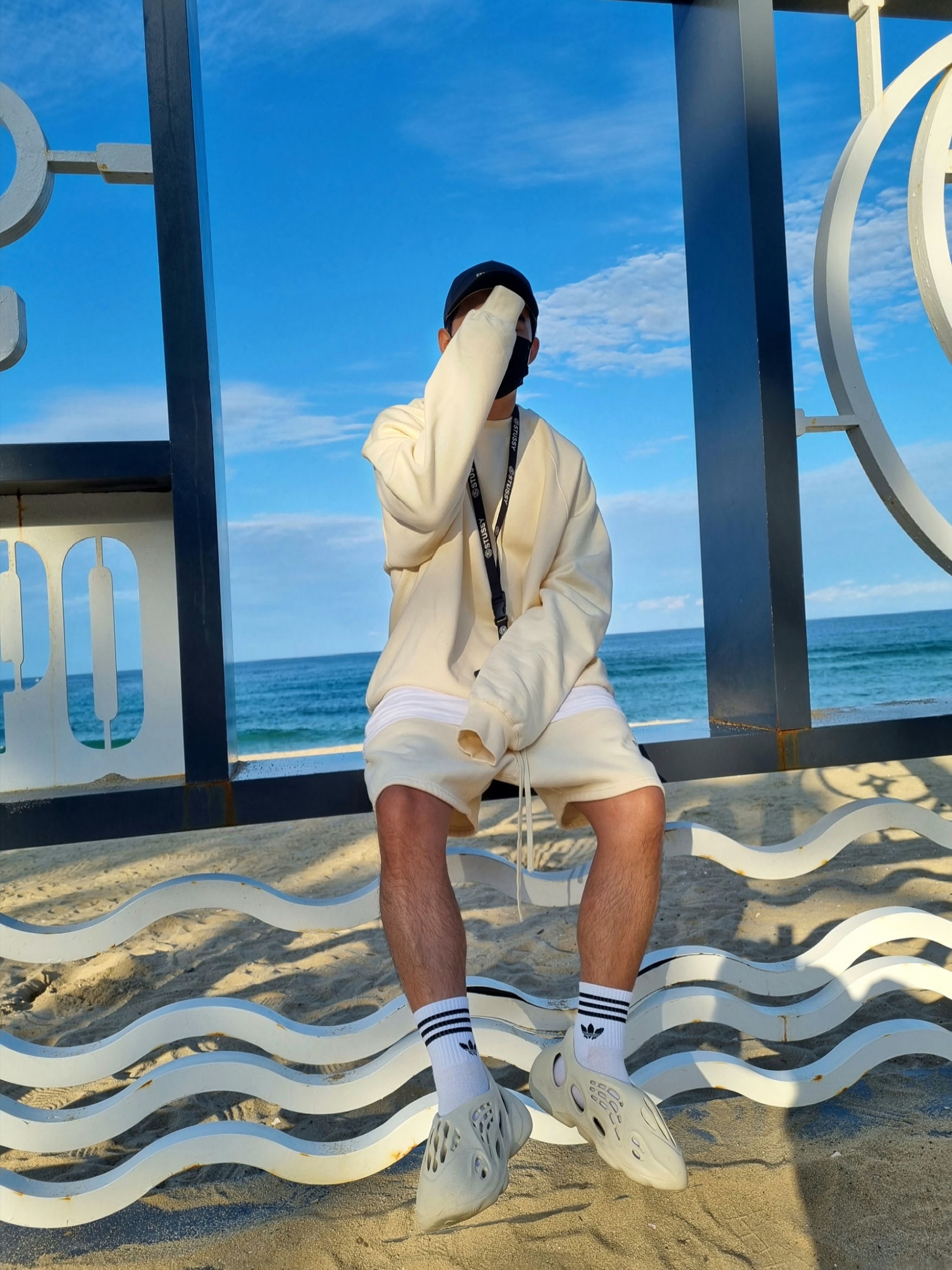 Adidas Yeezy Foam RNNR Sand, Essentials Pull-Over Crewneck Sweatshirt Cream - 21SS 착용 스타일