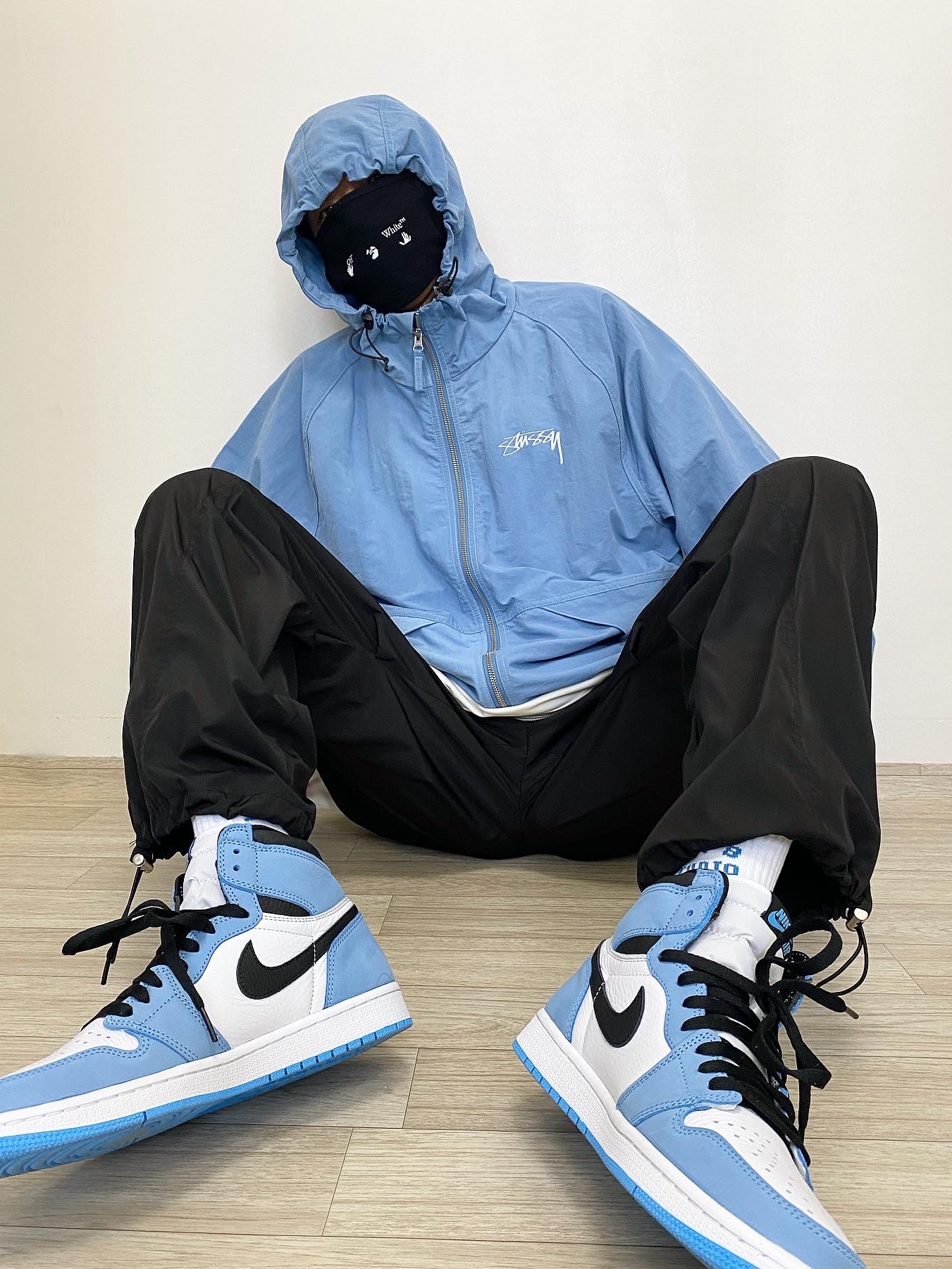Stussy Wave Dye Beach Shell Jacket Laguna Blue, IAB Studio Socks White Set 착용 스타일 - 3