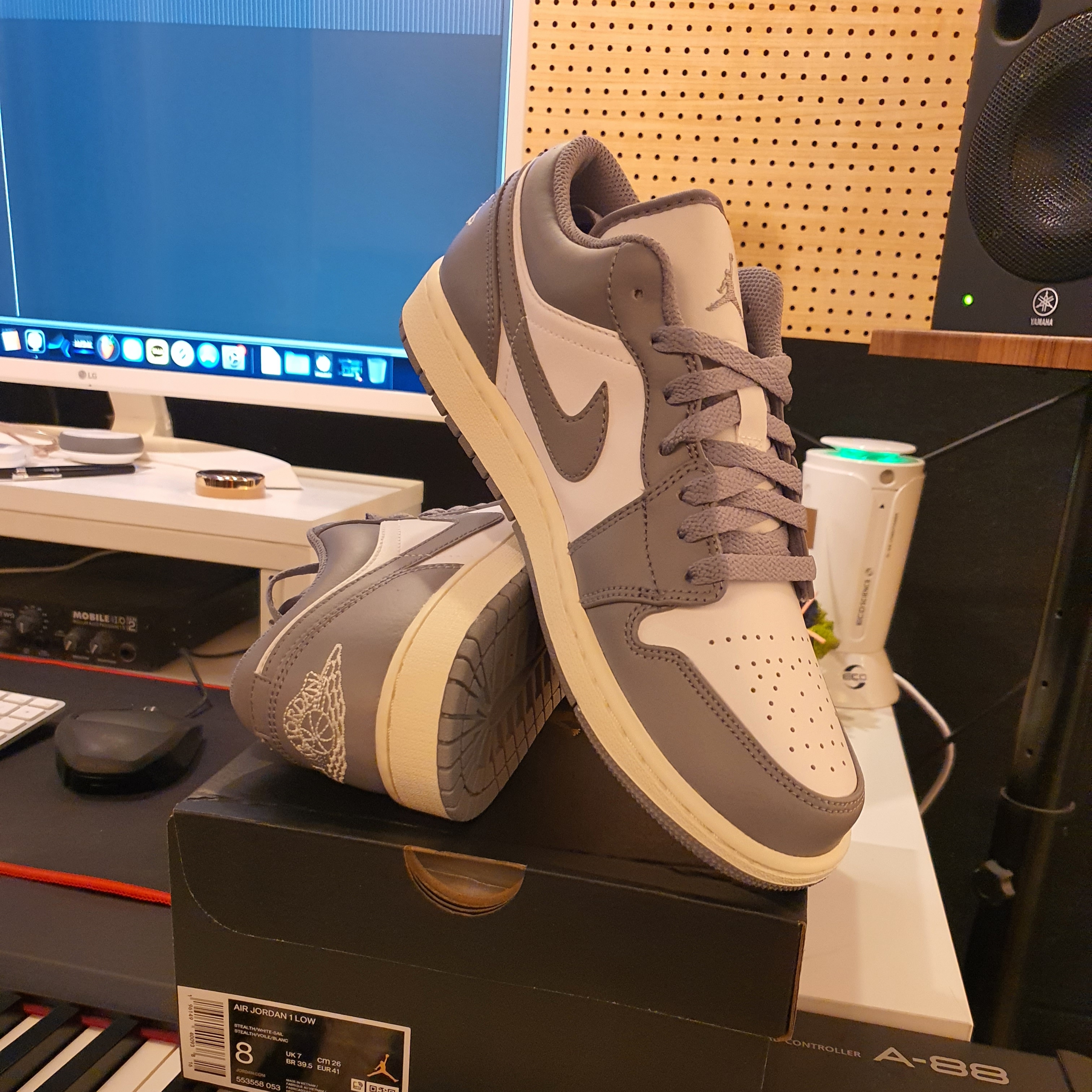Jordan 1 Low Stealth and White 착용 스타일 - 2