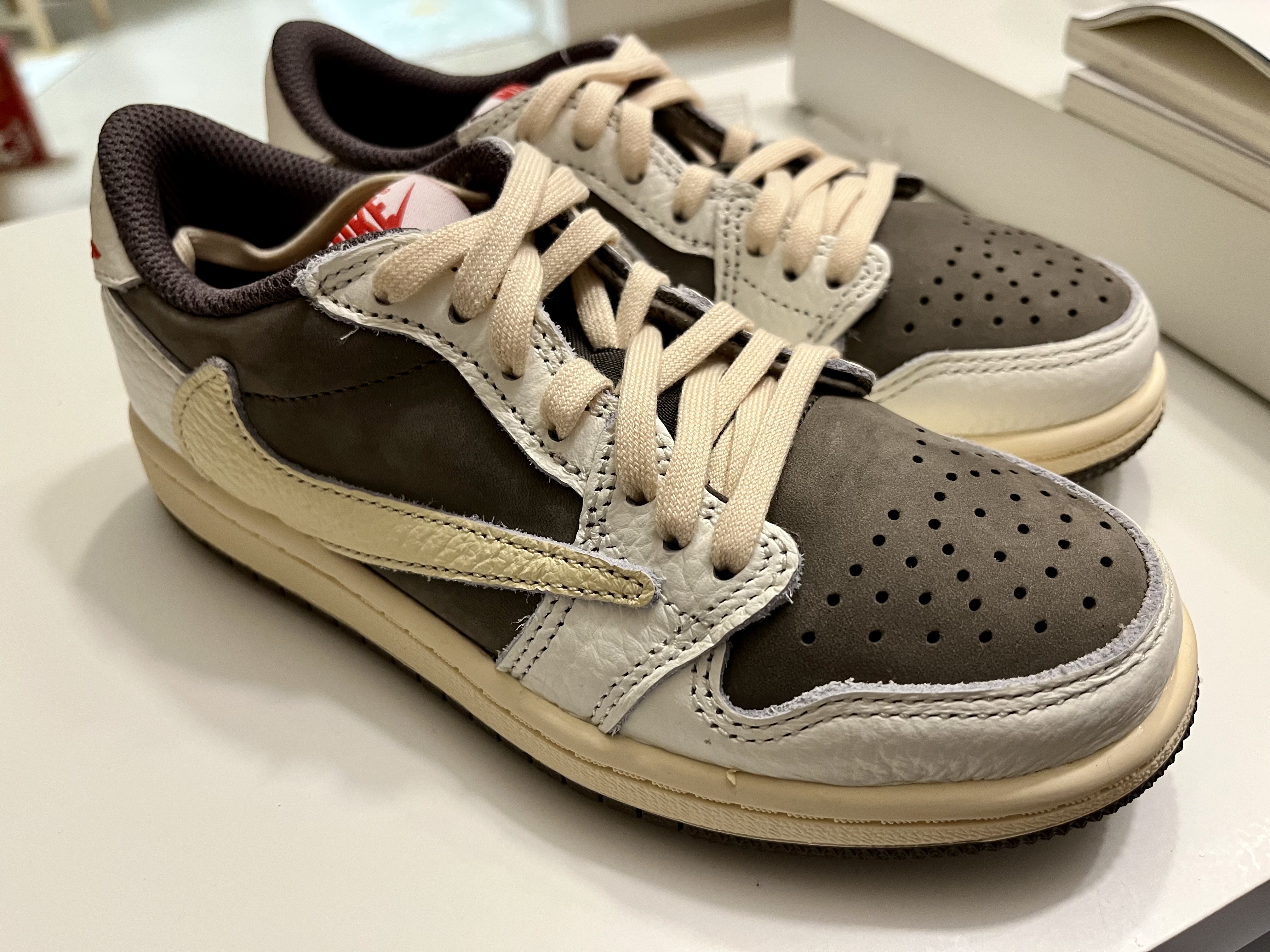 (PS) Jordan 1 x Travis Scott Retro Low OG SP Sail and Ridgerock 착용 스타일 - 1
