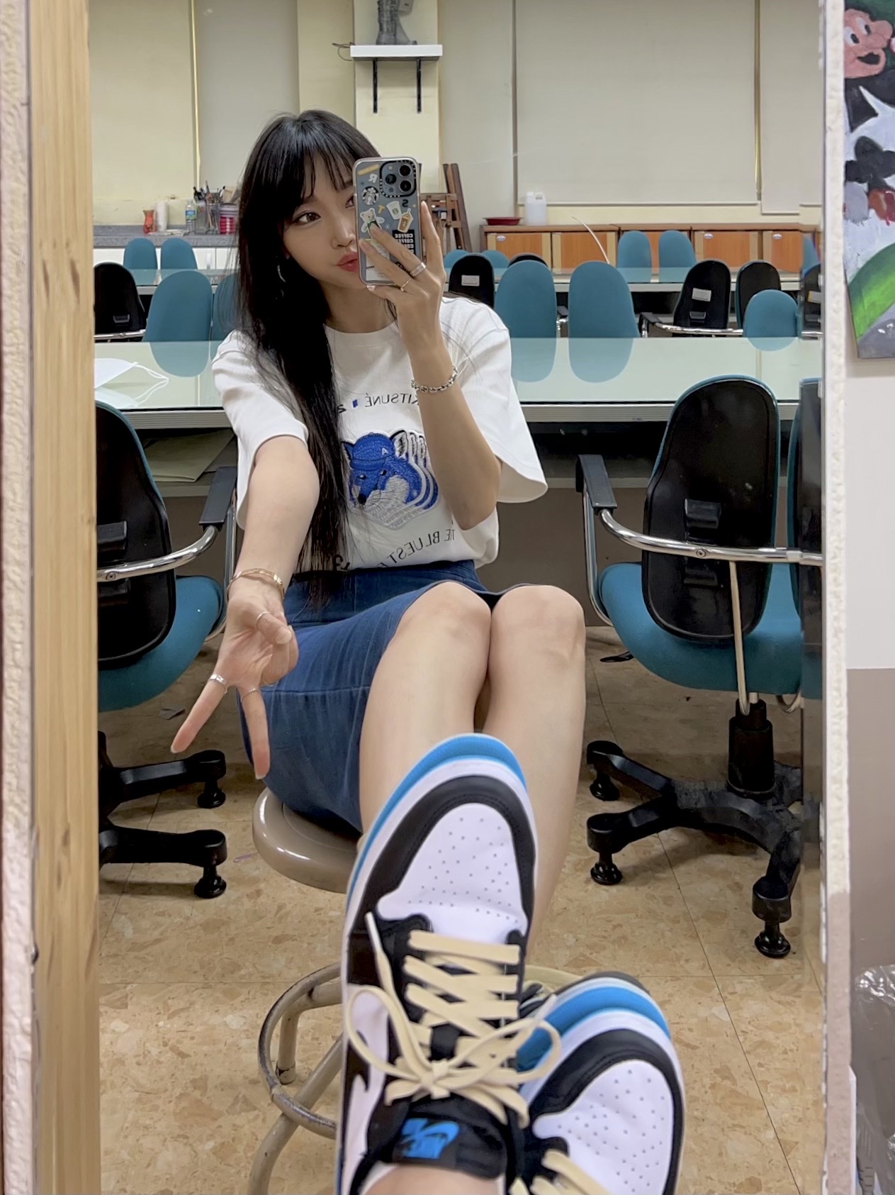 Maison Kitsune x Ader Error Triple Fox Head Logo T-Shirt Off White, Jordan 1 Retro Low OG Black and Dark Powder Blue 착용 스타일 - 4