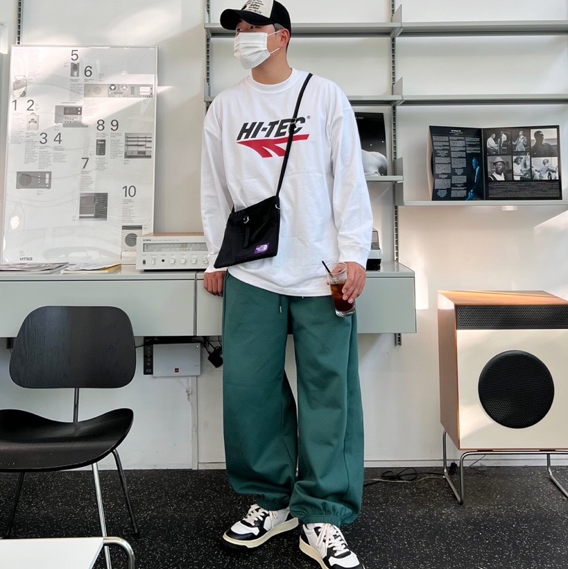Autry Medalist Low Leather Sneakers Black White 착용 스타일 - 1