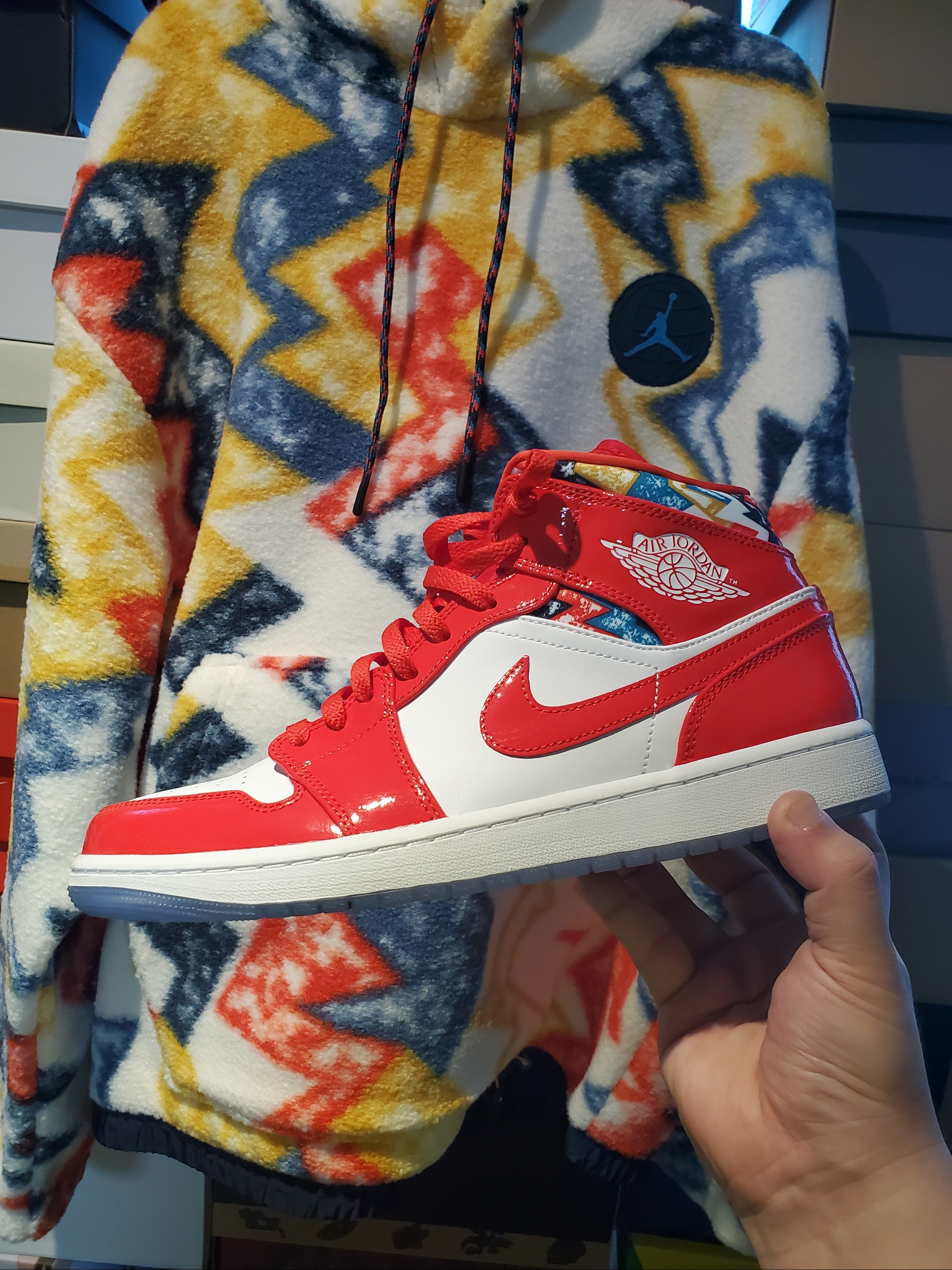 Jordan 1 Mid SE Barcelona Sweater 착용 스타일