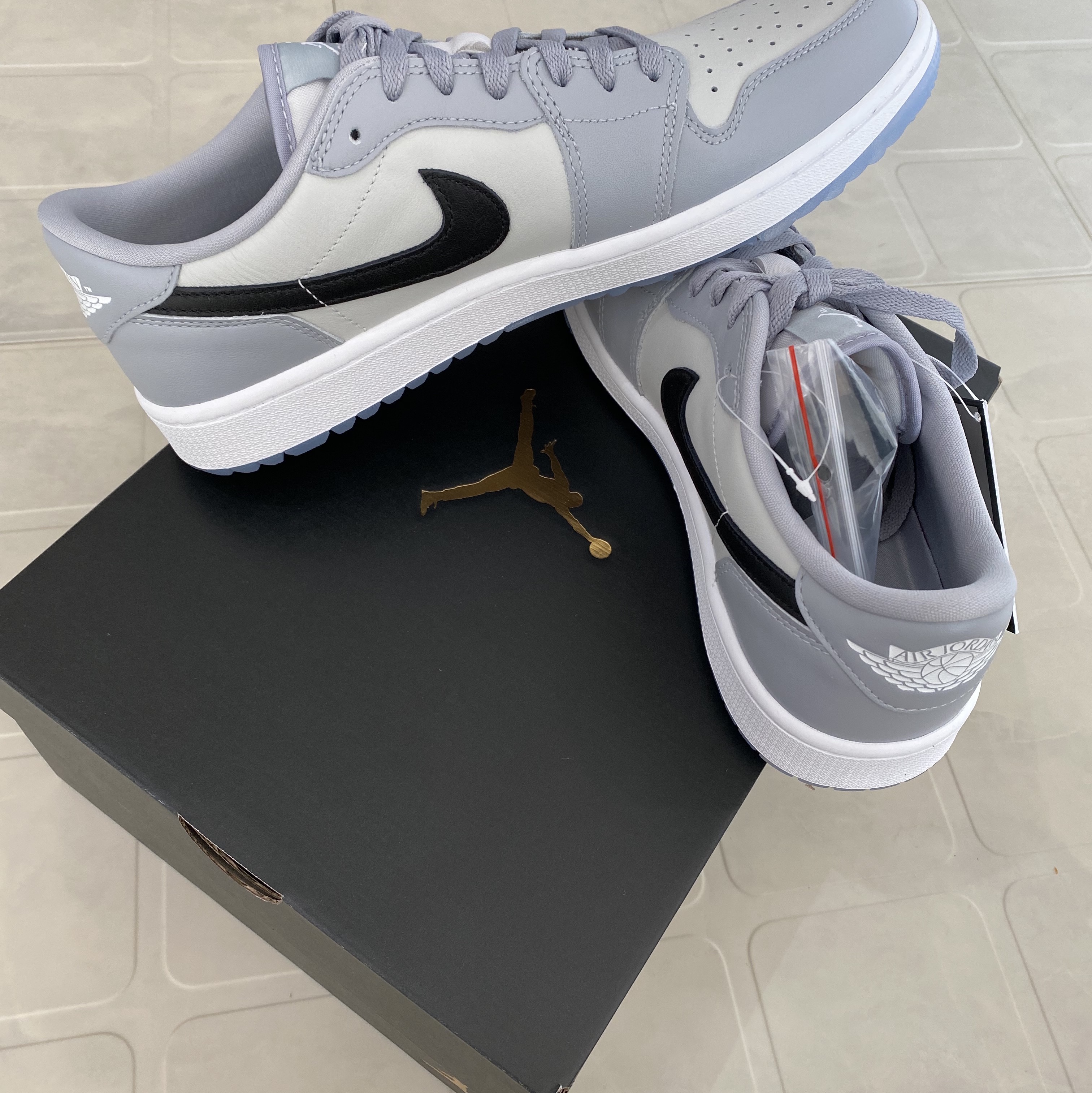 Adidas Yeezy Boost 700 Wave Runner Solid Grey 2021/2022, Jordan 1 Retro High OG Heritage 착용 스타일 - 3
