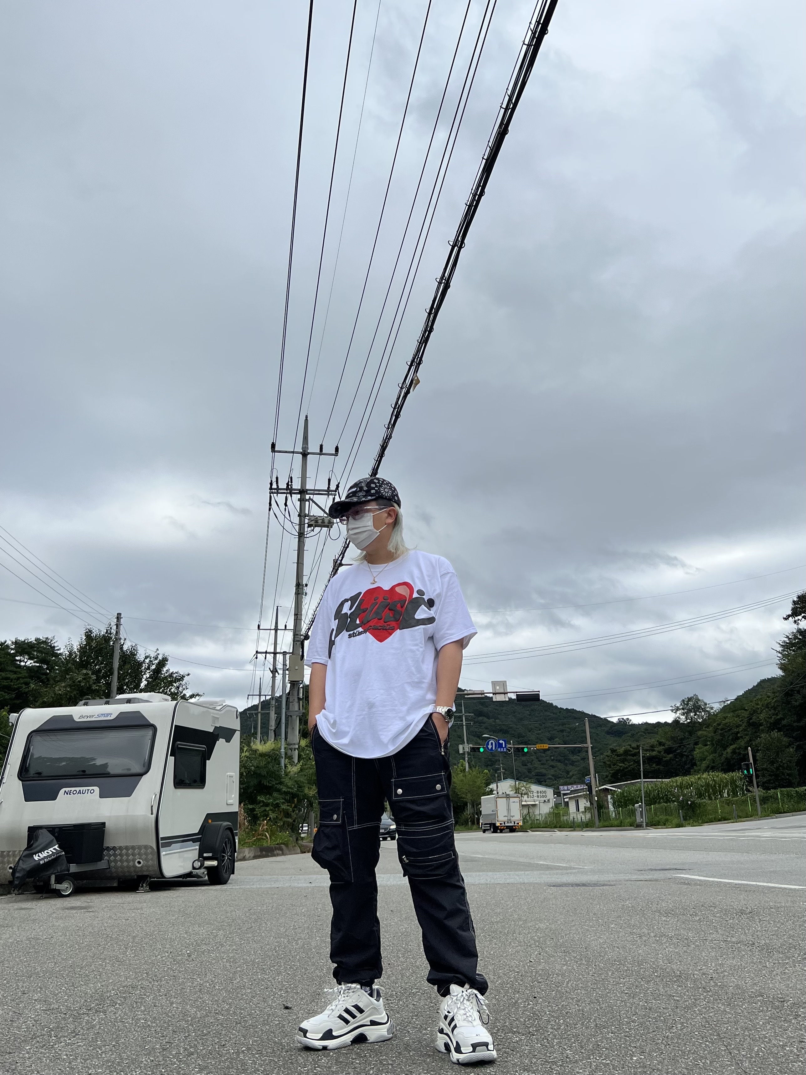 Balenciaga x Adidas Triple S Sneakers White Black, Stussy x Cactus Plant Flea Market Heart T-Shirt 착용 스타일 - 2