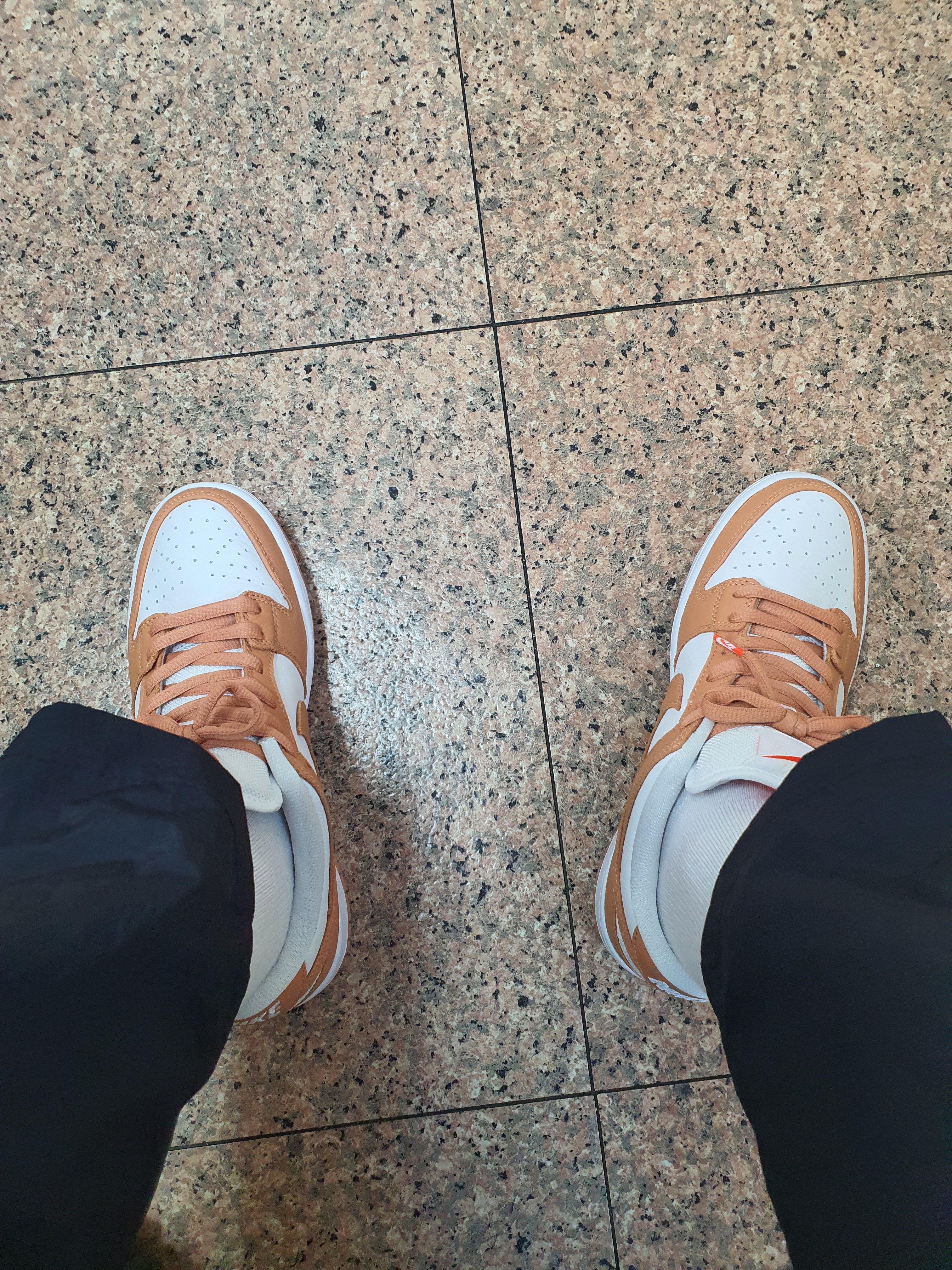 Nike SB Dunk Low Pro Light Cognac 착용 스타일 - 1