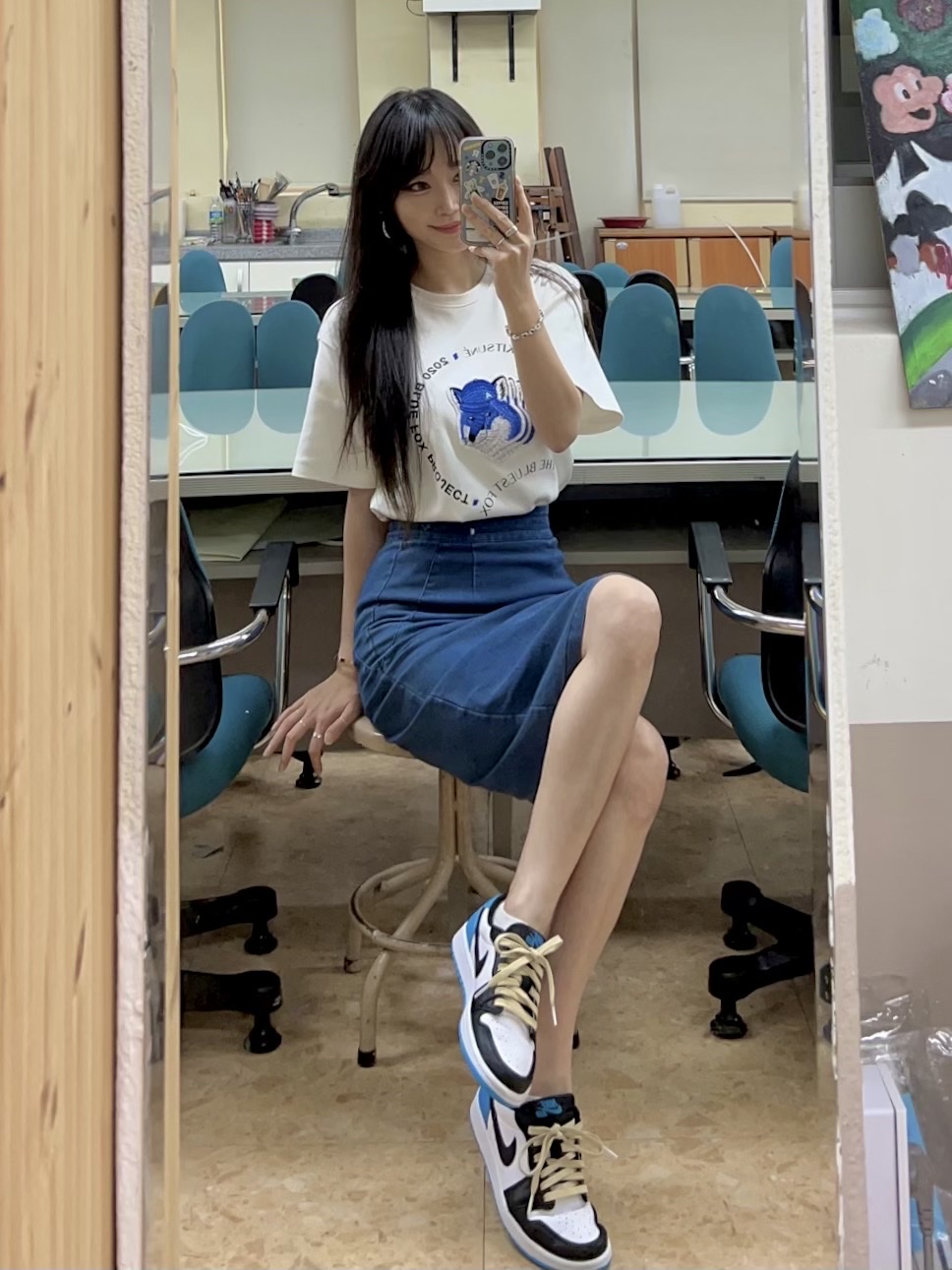 Maison Kitsune x Ader Error Triple Fox Head Logo T-Shirt Off White, Jordan 1 Retro Low OG Black and Dark Powder Blue 착용 스타일 - 2