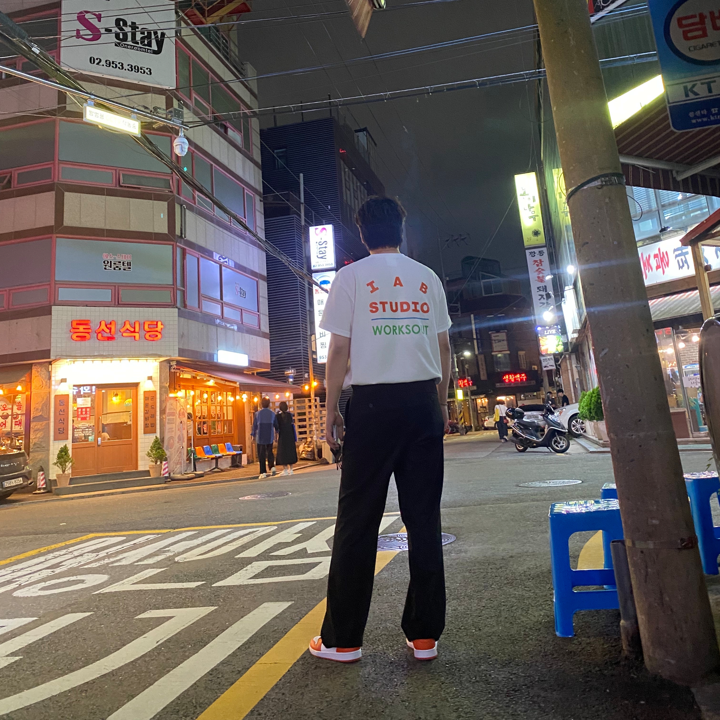 IAB Studio T-Shirt White for Worksout, Jordan 1 Low OG Starfish 착용 스타일