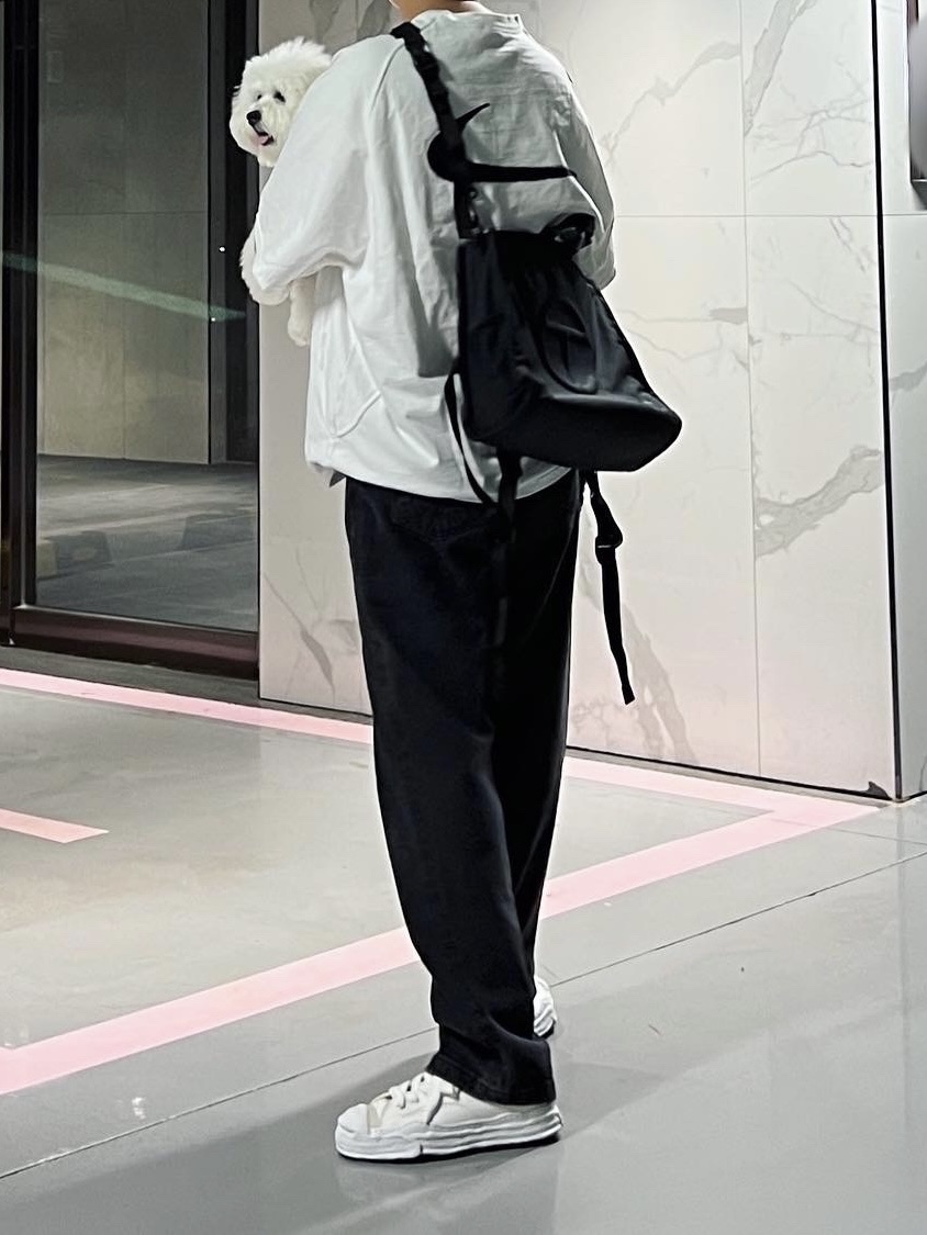 Nike x Off-White NRG Short Sleeve T-Shirt White, Telfar x Eastpak Medium Shopper Black 착용 스타일 - 1