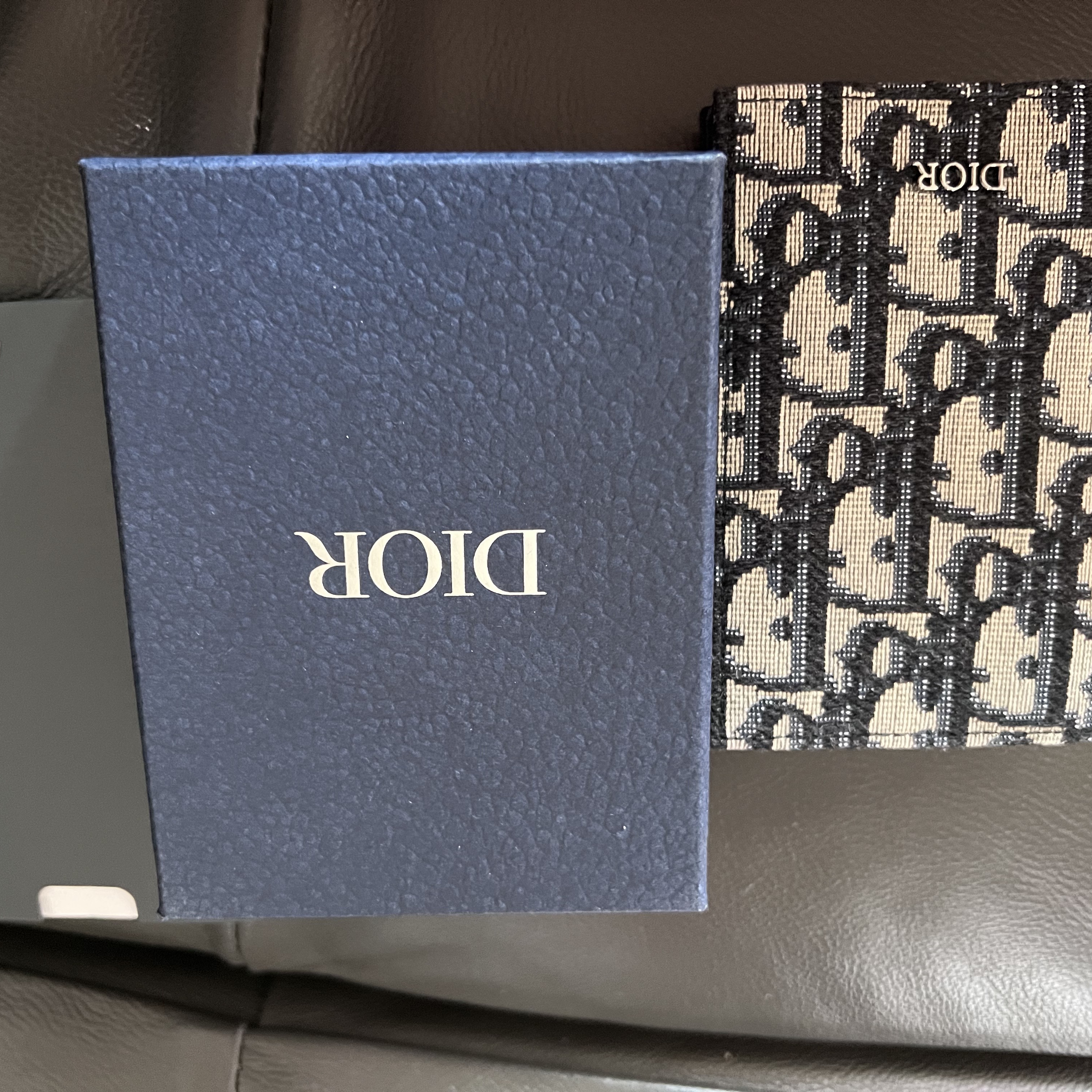 Dior Bi-Fold Card Holder Beige & Black Dior Oblique Jacquard 착용 스타일
