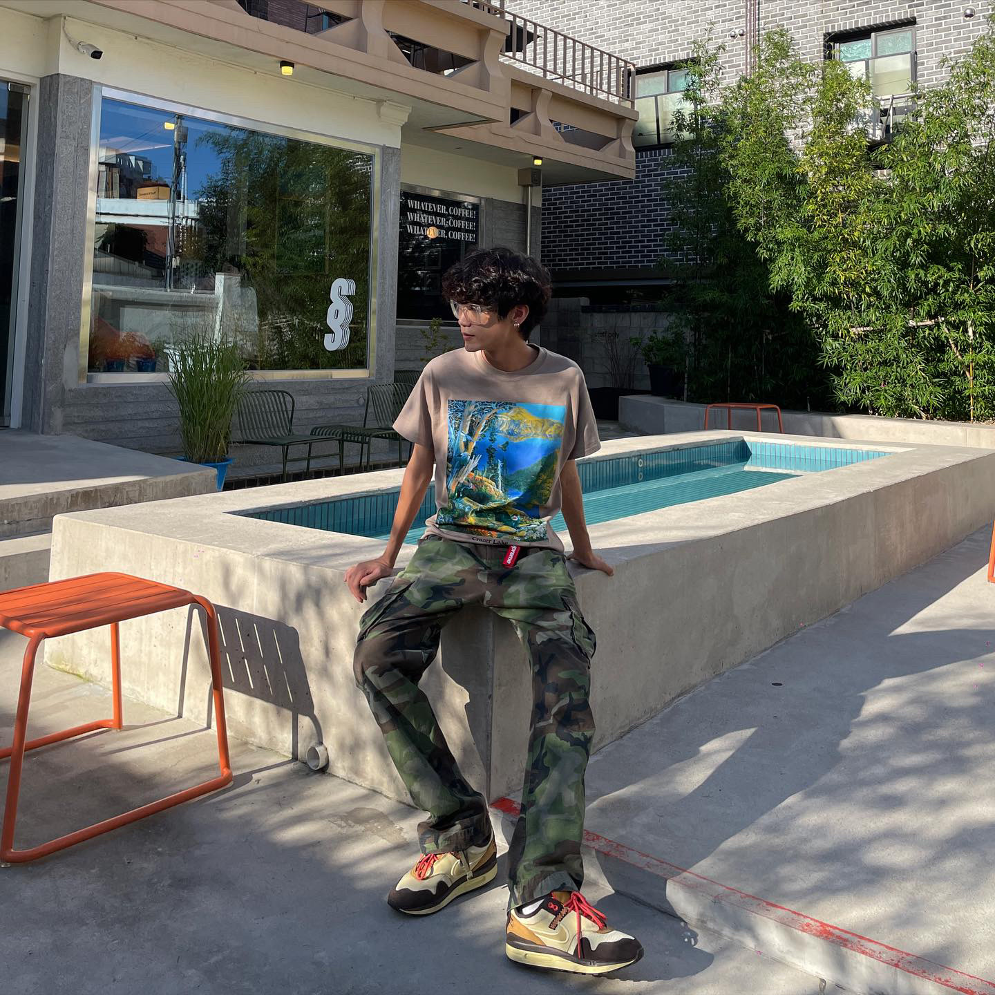 Nike x Travis Scott Air Max 1 Cact.us Brown, Supreme Lighter Case Carabiner Red - 22SS 착용 스타일 - 2