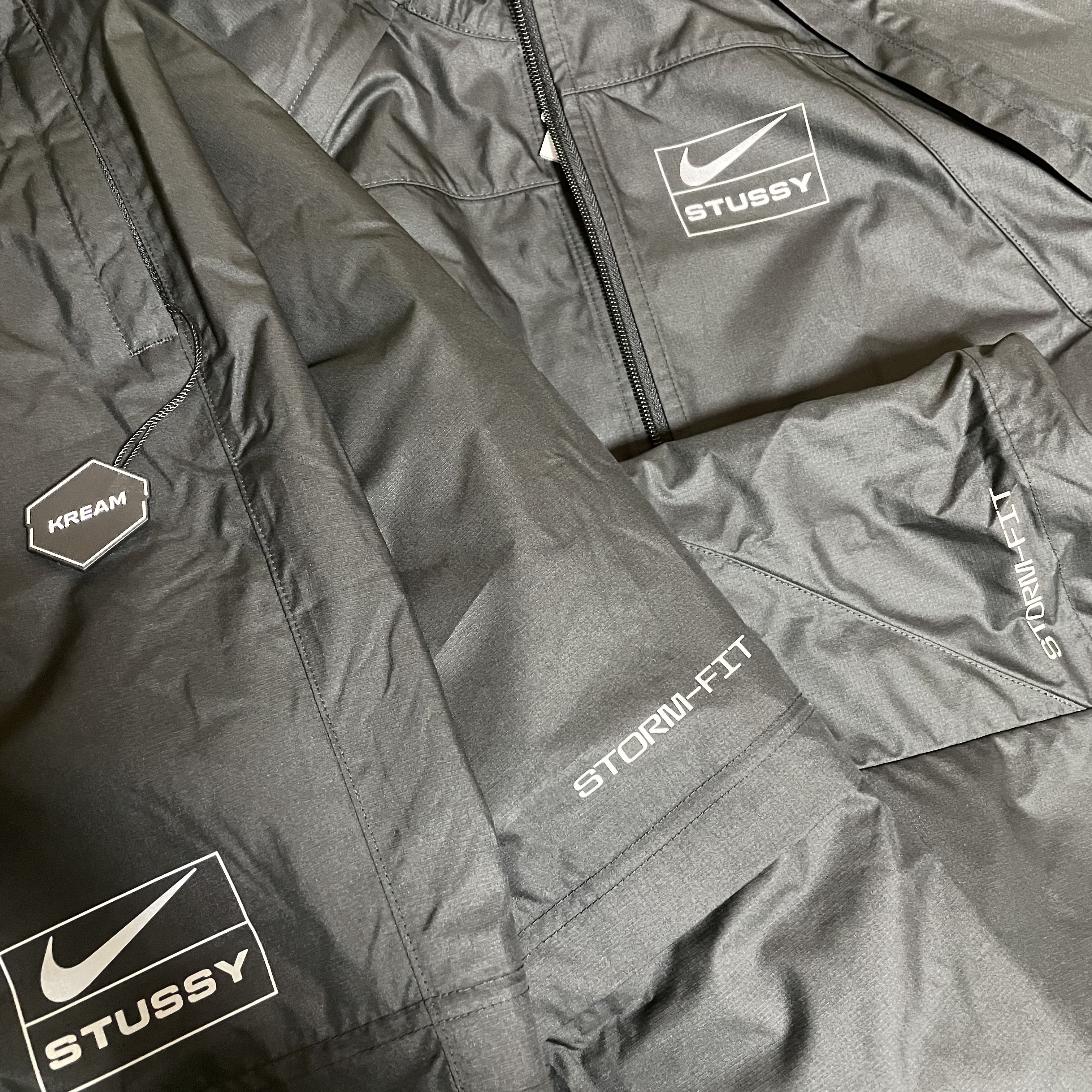 Nike x Stussy NRG FL Storm-Fit Pants Black (DO7170-010), Nike x Stussy NRG FL Storm-Fit Jacket Black (DO5304-010) 착용 스타일
