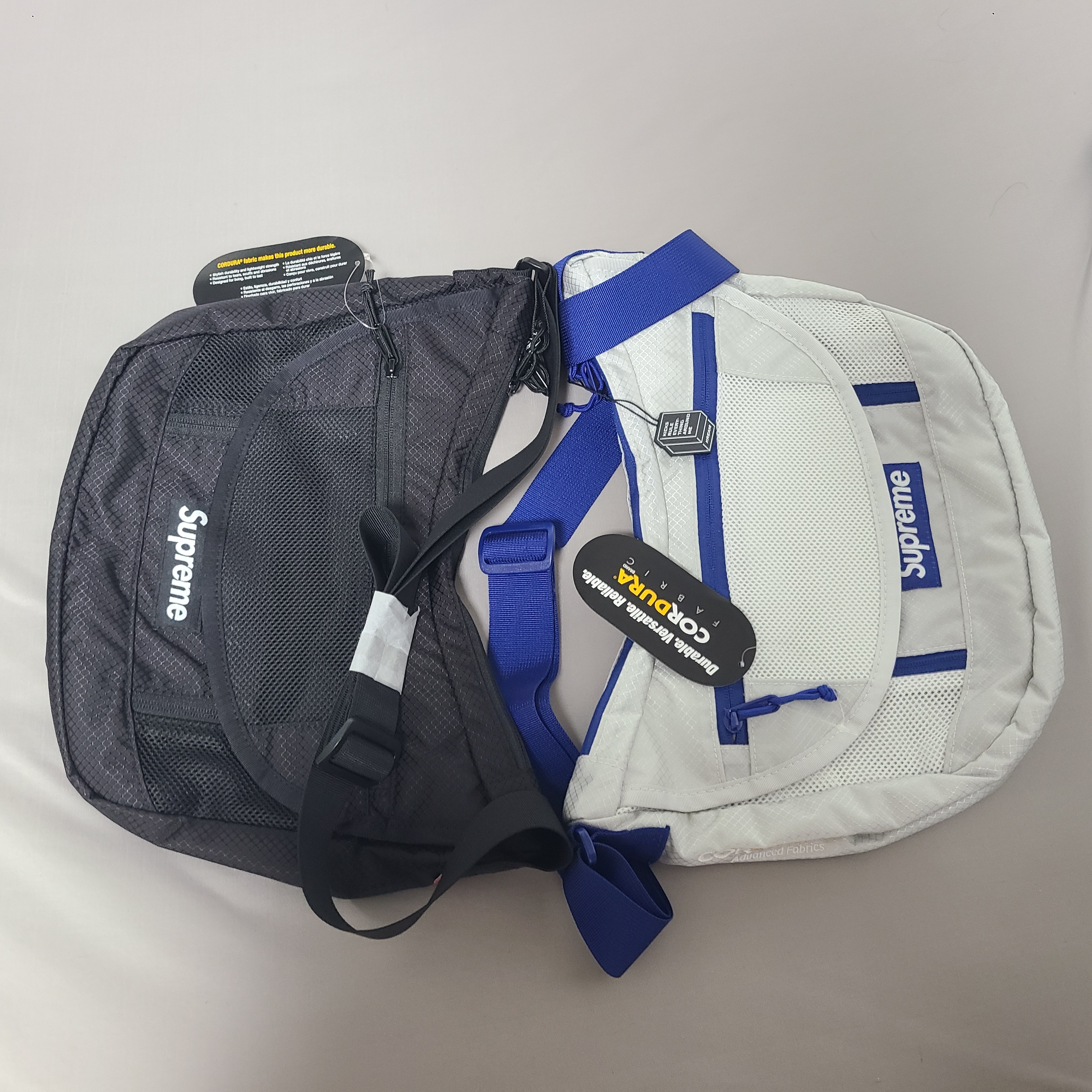 Supreme Small Messenger Bag Silver - 22SS, Supreme Small Messenger Bag Black - 22SS 착용 스타일