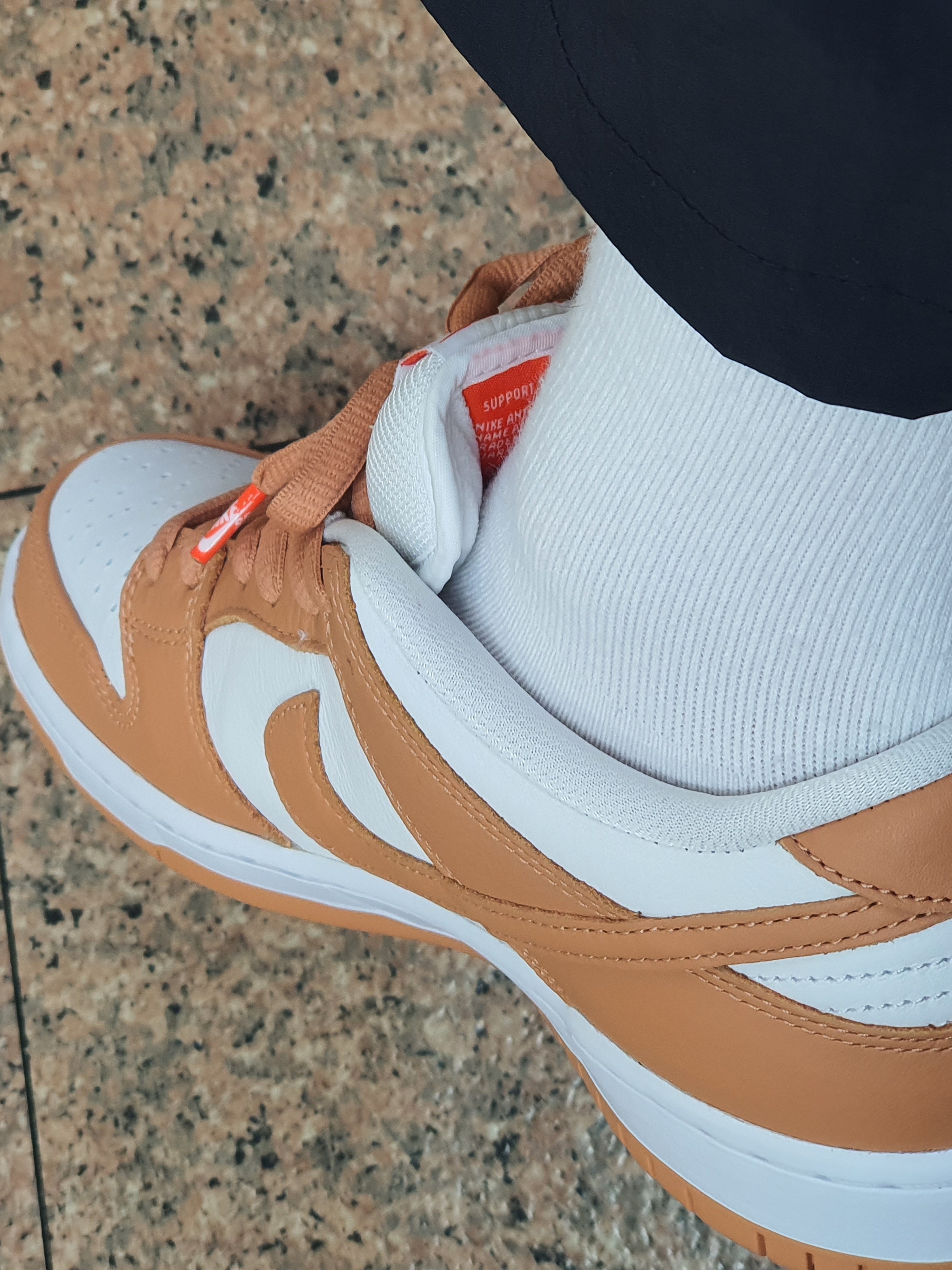 Nike SB Dunk Low Pro Light Cognac 착용 스타일 - 3