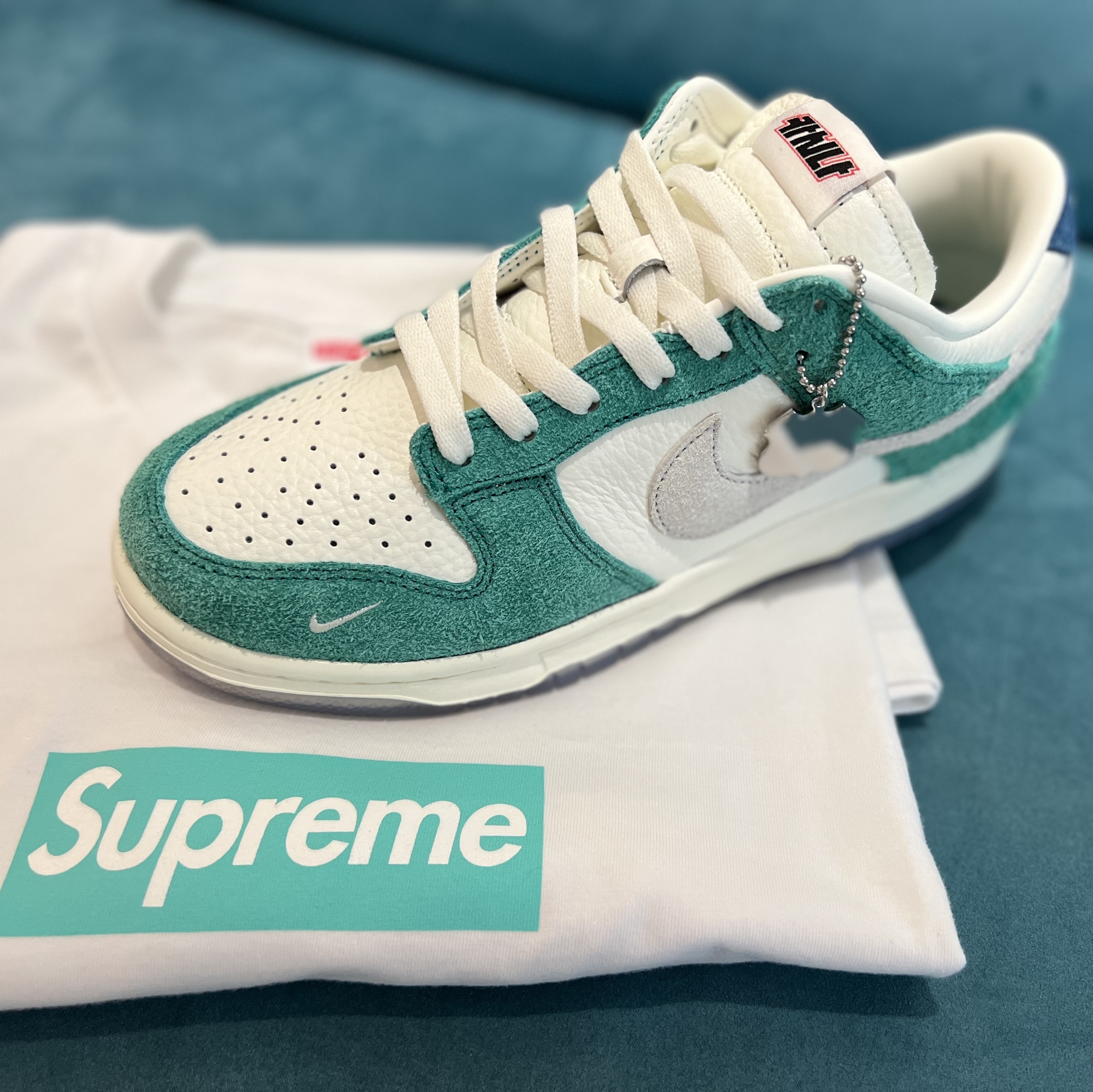 Supreme x Tiffany & Co. Box Logo T-Shirt White - 21FW, Nike x Kasina Dunk Low Road Sign - Kasina Exclusive 착용 스타일 - 3