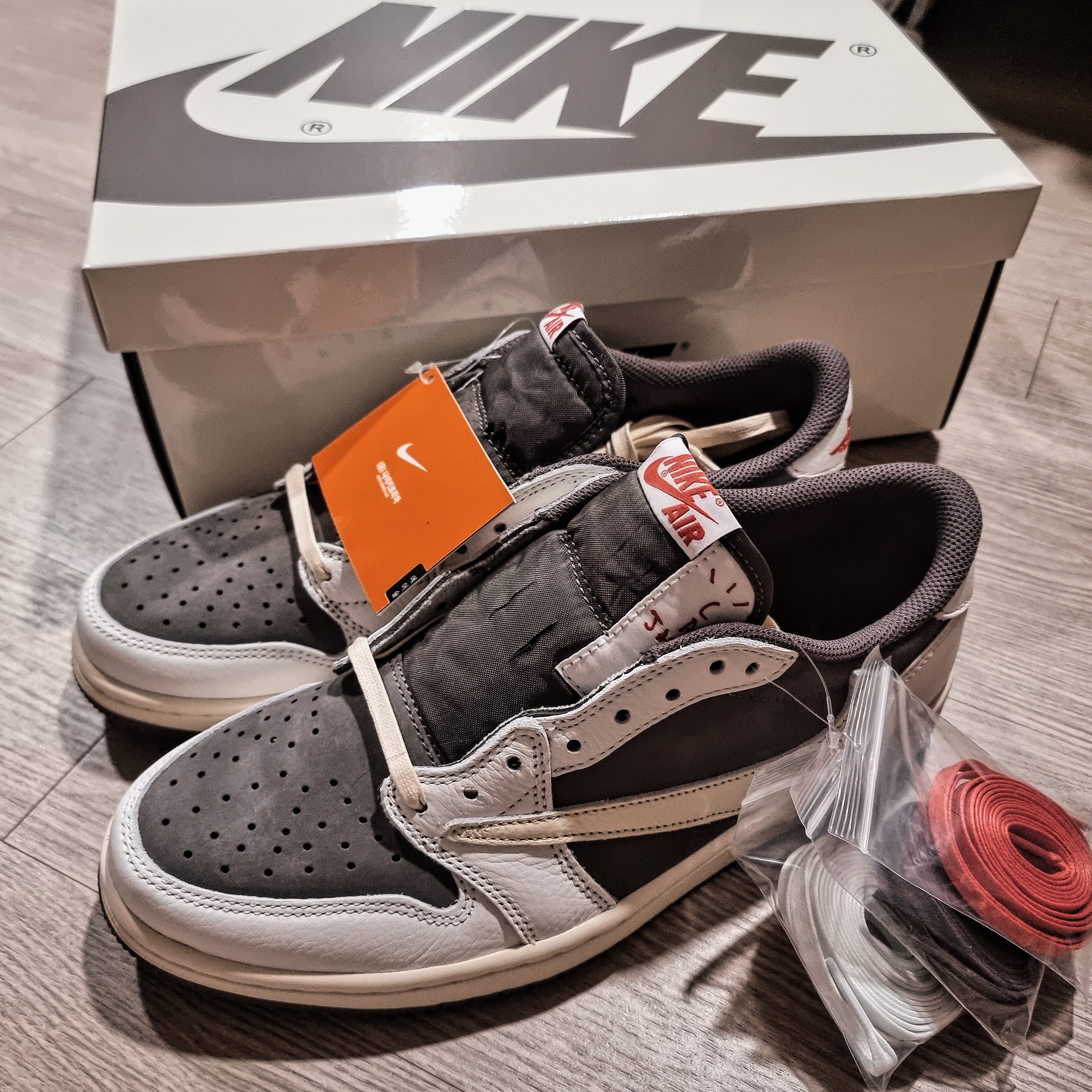 Jordan 1 x Travis Scott Retro Low OG SP Sail and Ridgerock 착용 스타일