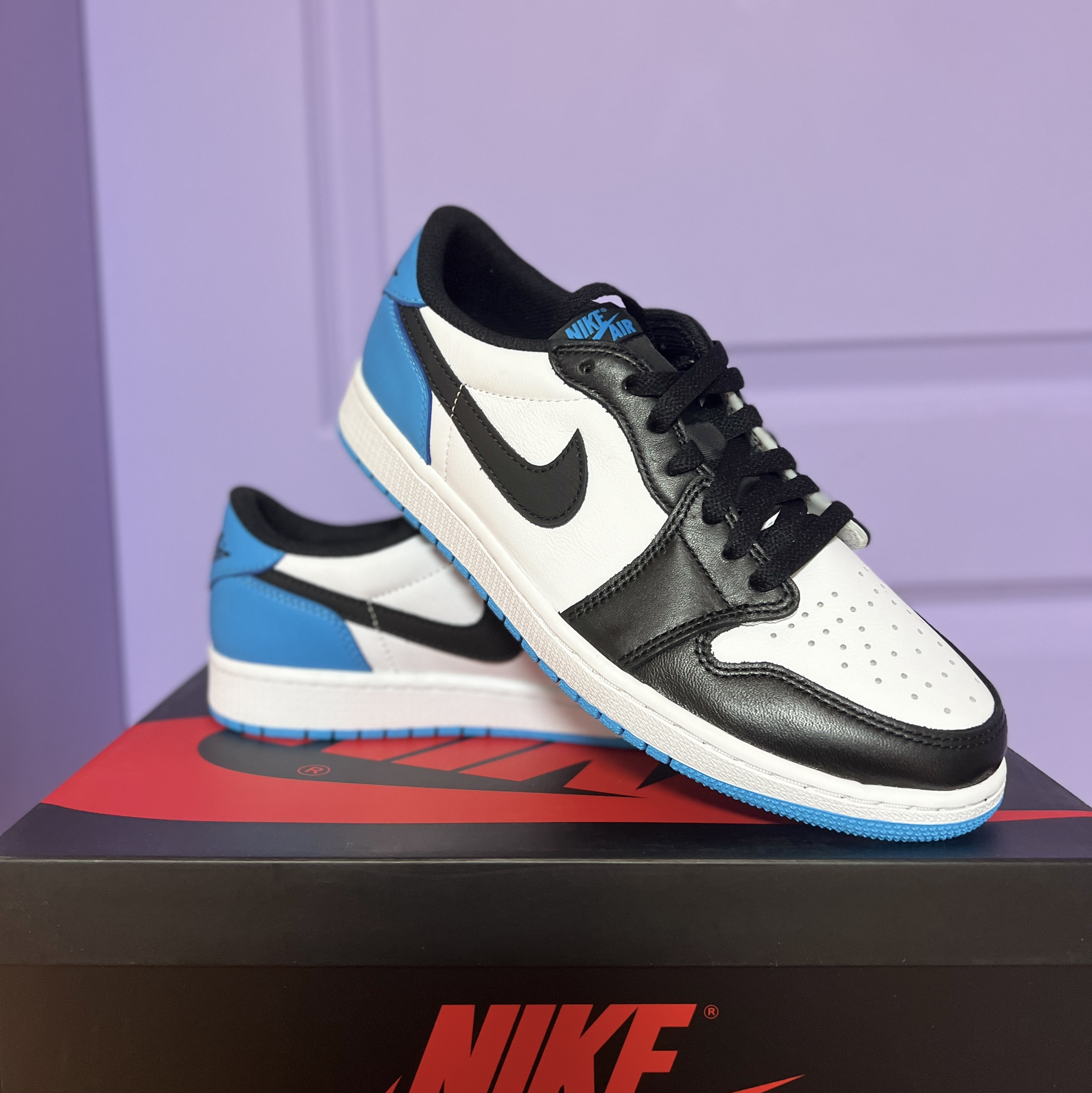 Jordan 1 Retro Low OG Black and Dark Powder Blue 착용 스타일 - 1