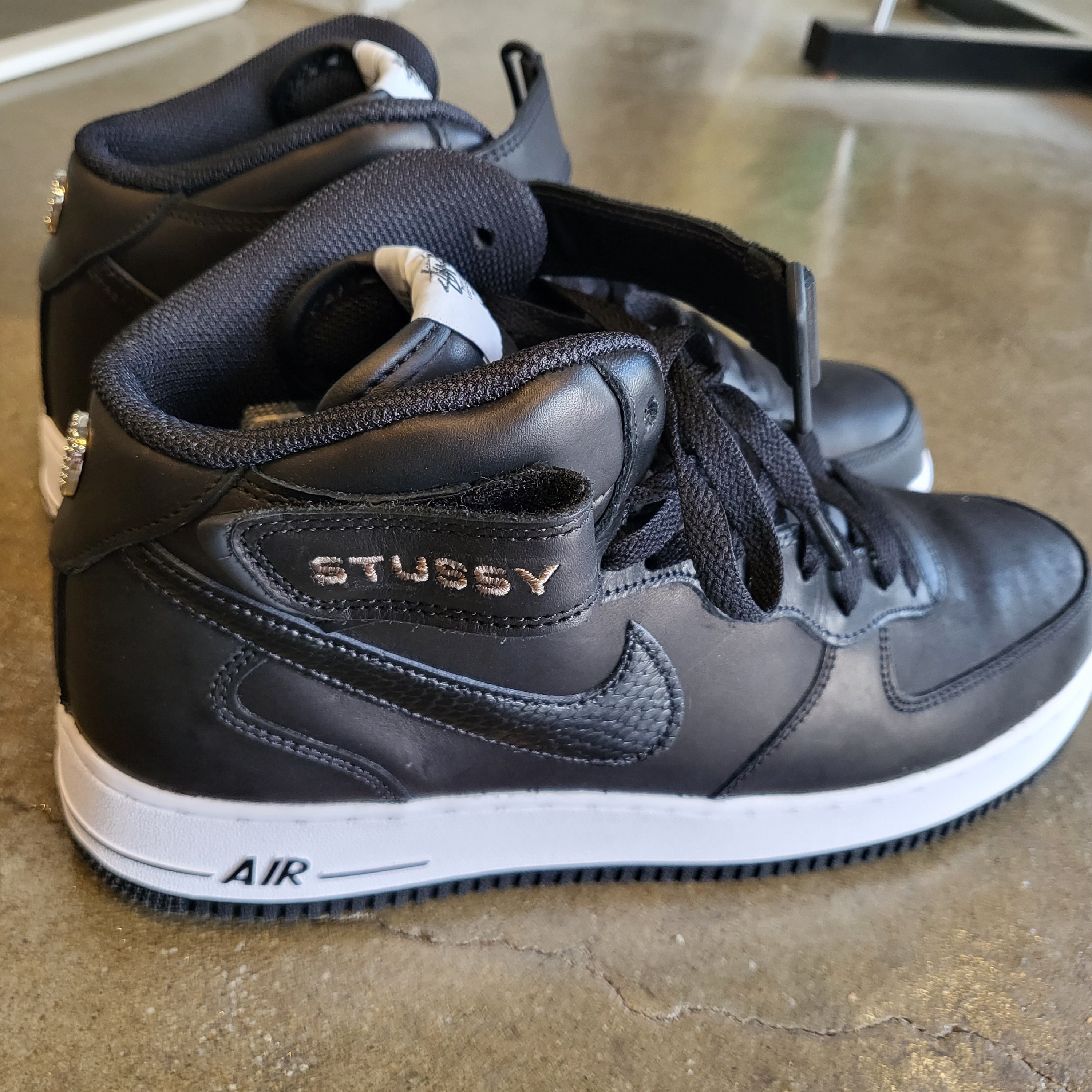 Nike x Stussy Air Force 1 '07 Mid SP Black 착용 스타일 - 2