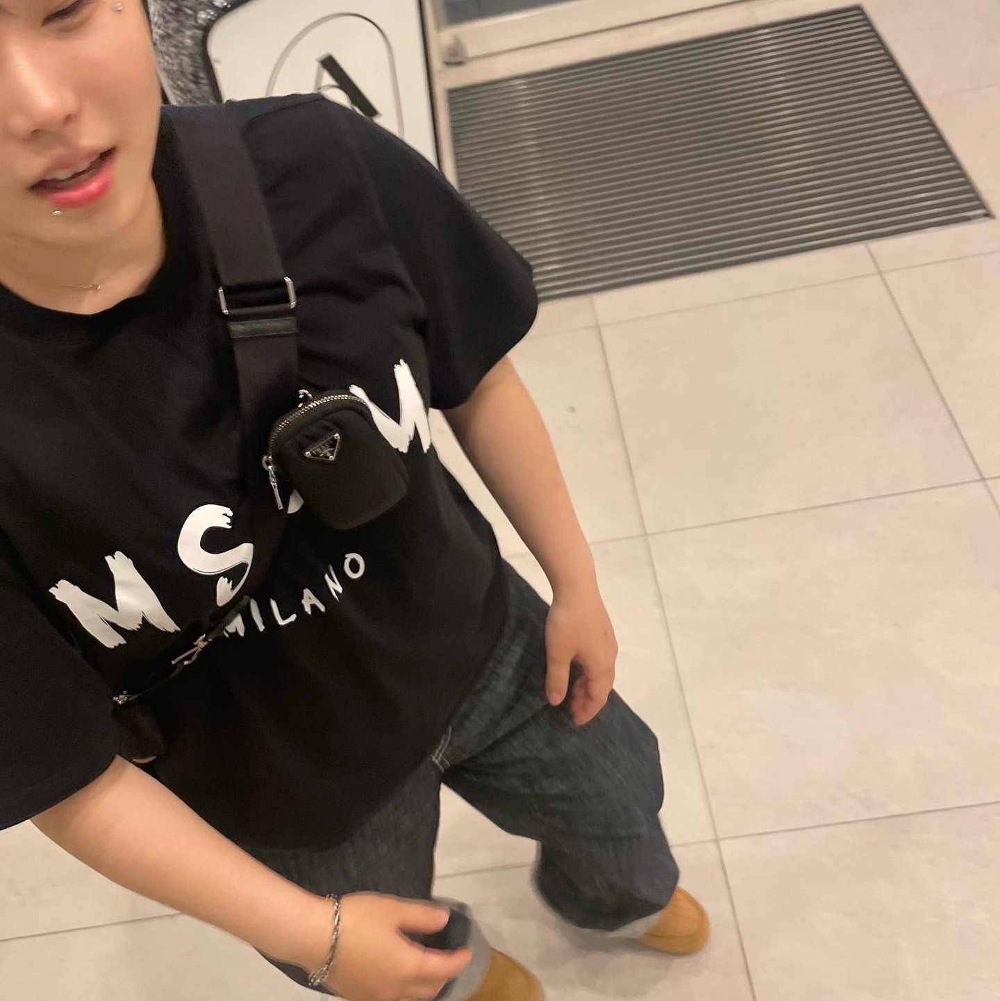 Prada Re-Edition 2005 Re-Nylon Shoulder Bag Black, Nike Air Force 1 '07 WB Flax 착용 스타일 - 2