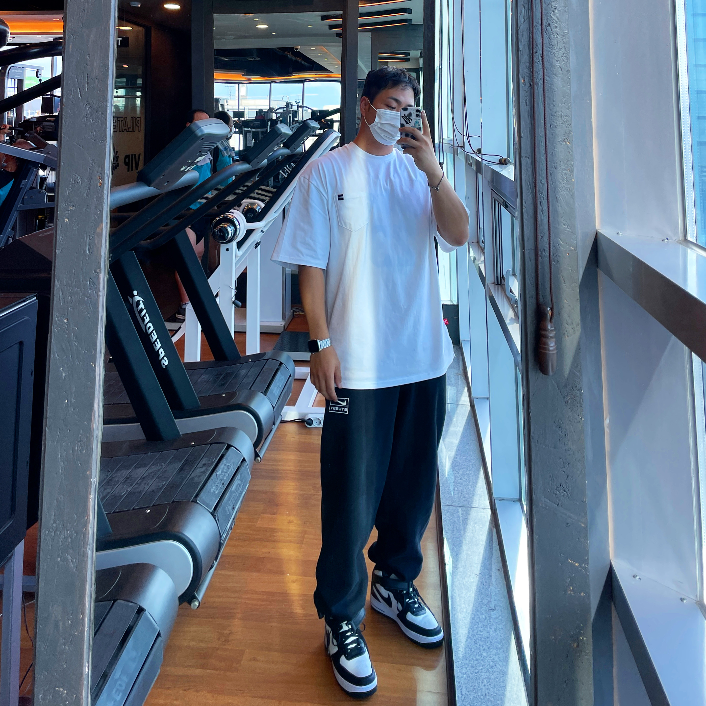 Nike x Stussy Air Force 1 '07 Mid SP Black and Light Bone, Nike x Stussy NRG RA Washed Fleece Pants Black (DN4030-010) 착용 스타일