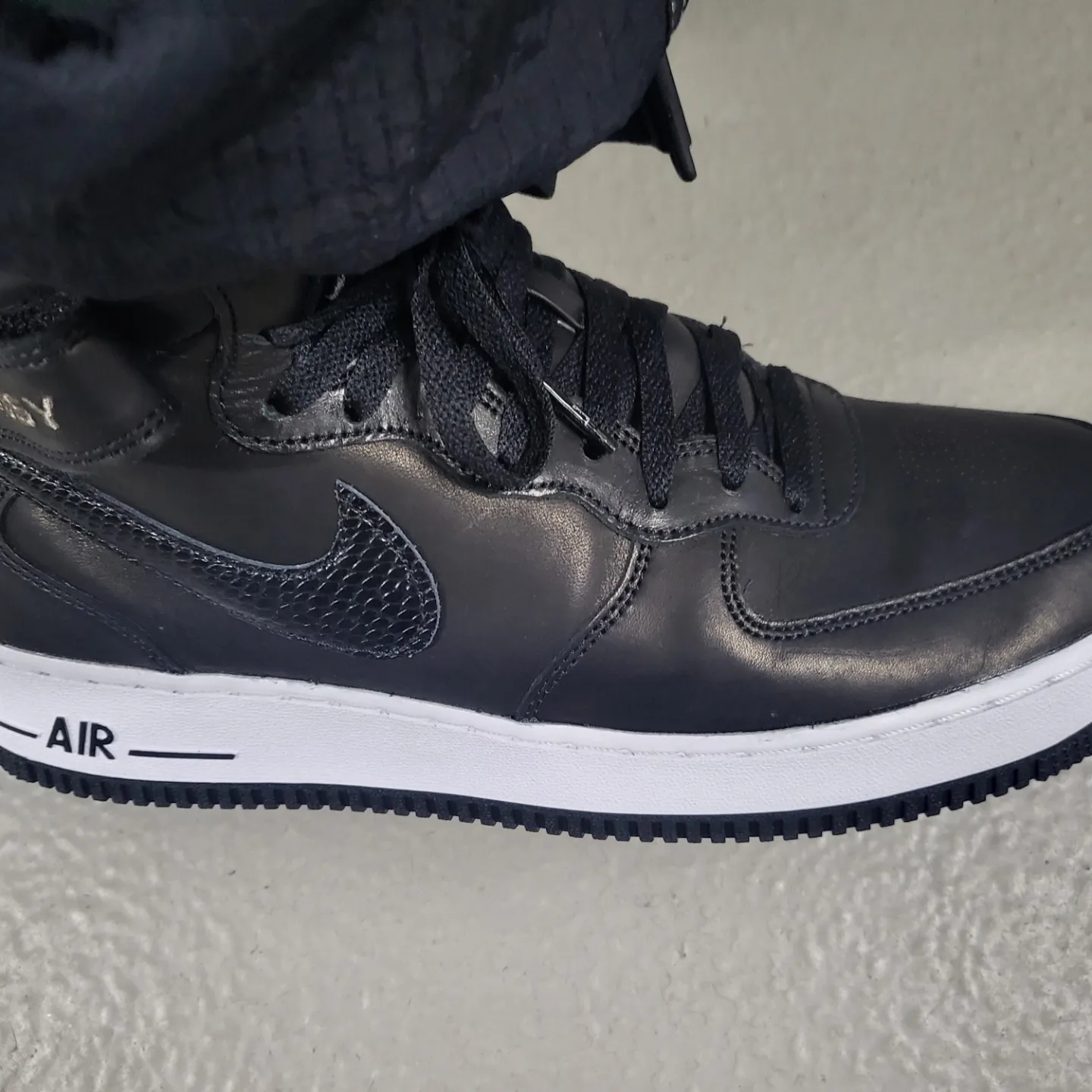 Nike x Stussy Air Force 1 '07 Mid SP Black 착용 스타일 - 5
