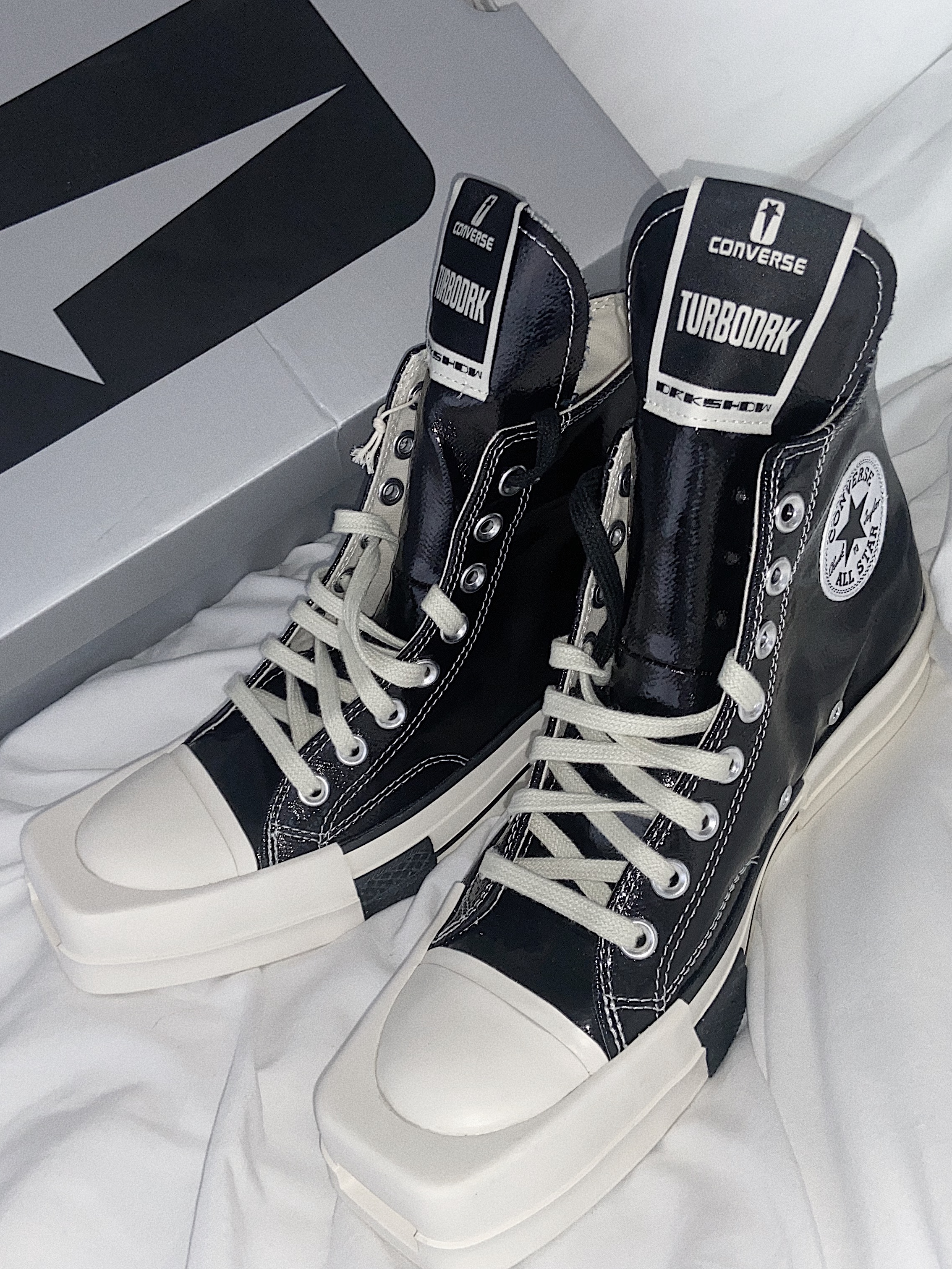 Converse x Drkshdw Turbodrk Chuck 70 Hi Black Lacquered Denim, Apple AirPods Max Lightning Silver (Korean Ver.) 착용 스타일 - 2