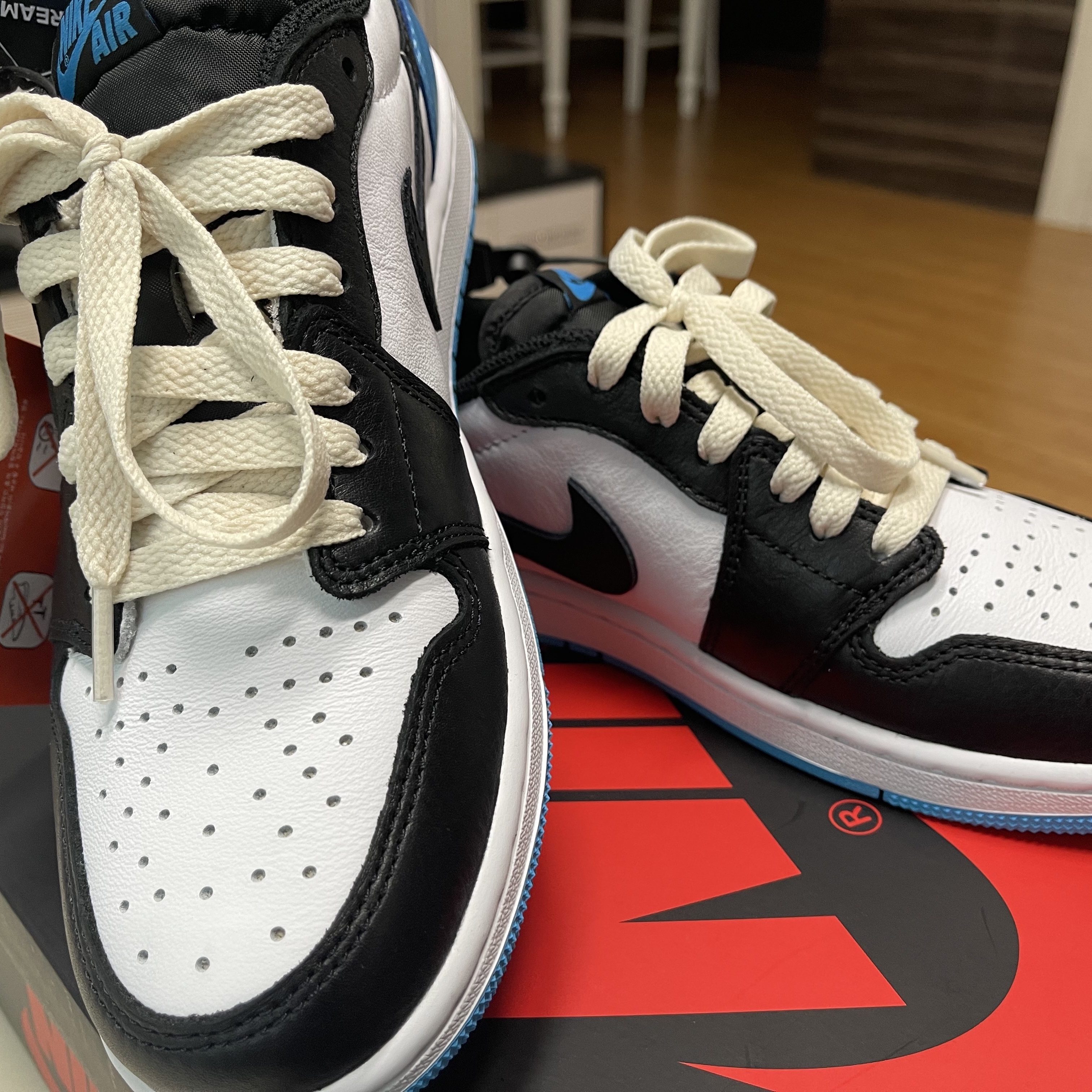 Jordan 1 Retro Low OG Black and Dark Powder Blue 착용 스타일 - 2