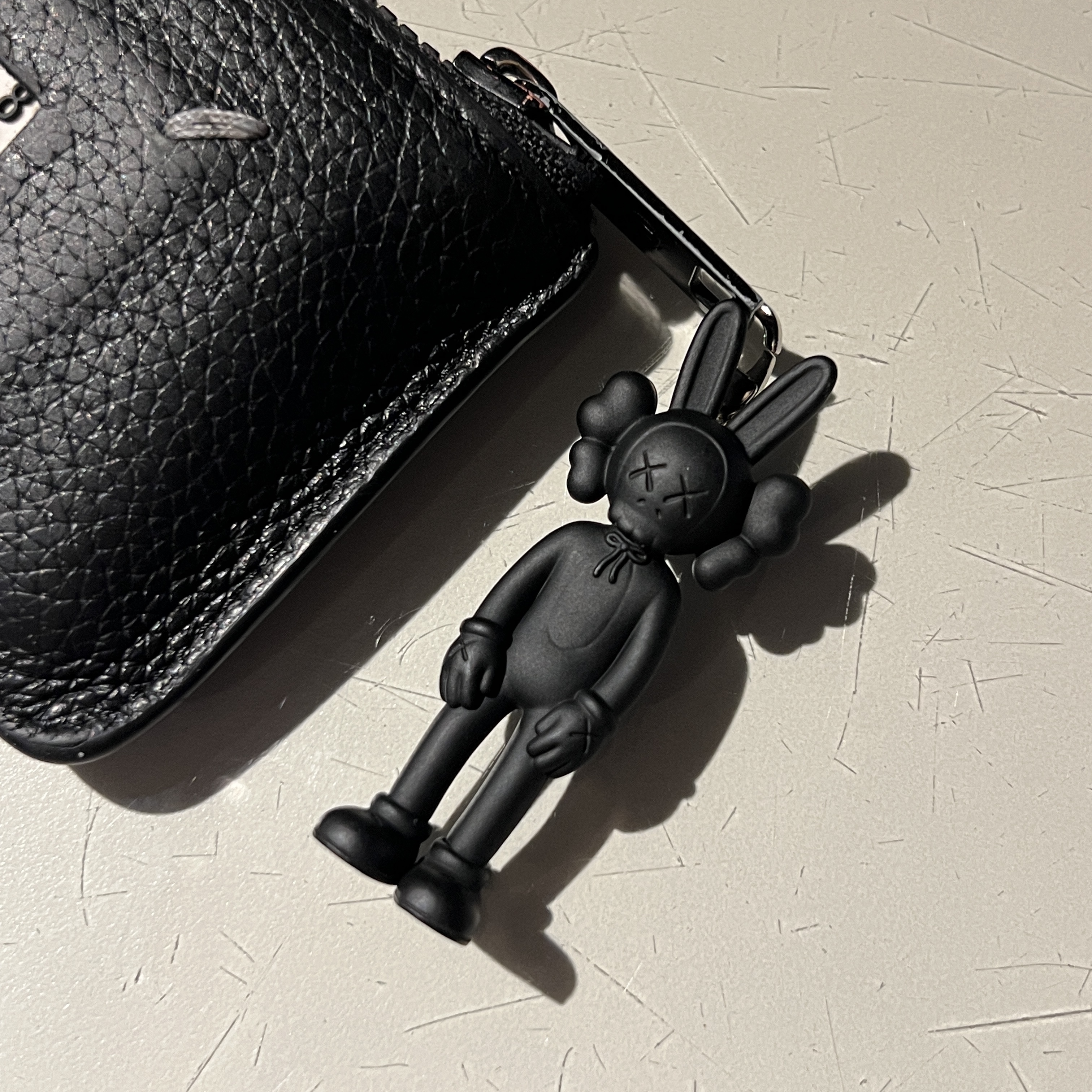 Kaws Tokyo First Accomplice Keychain Black 착용 스타일